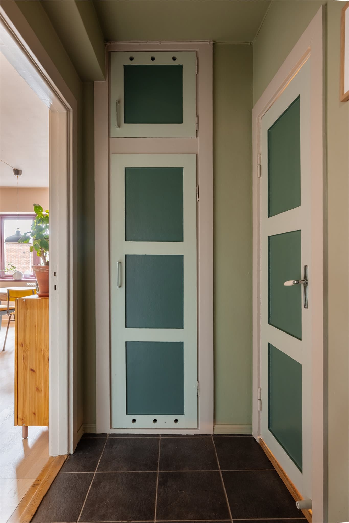 Et praktisk kott gir ekstra lagringsplass. Legg merke til de originale fyllingsdørene fra byggeåret.