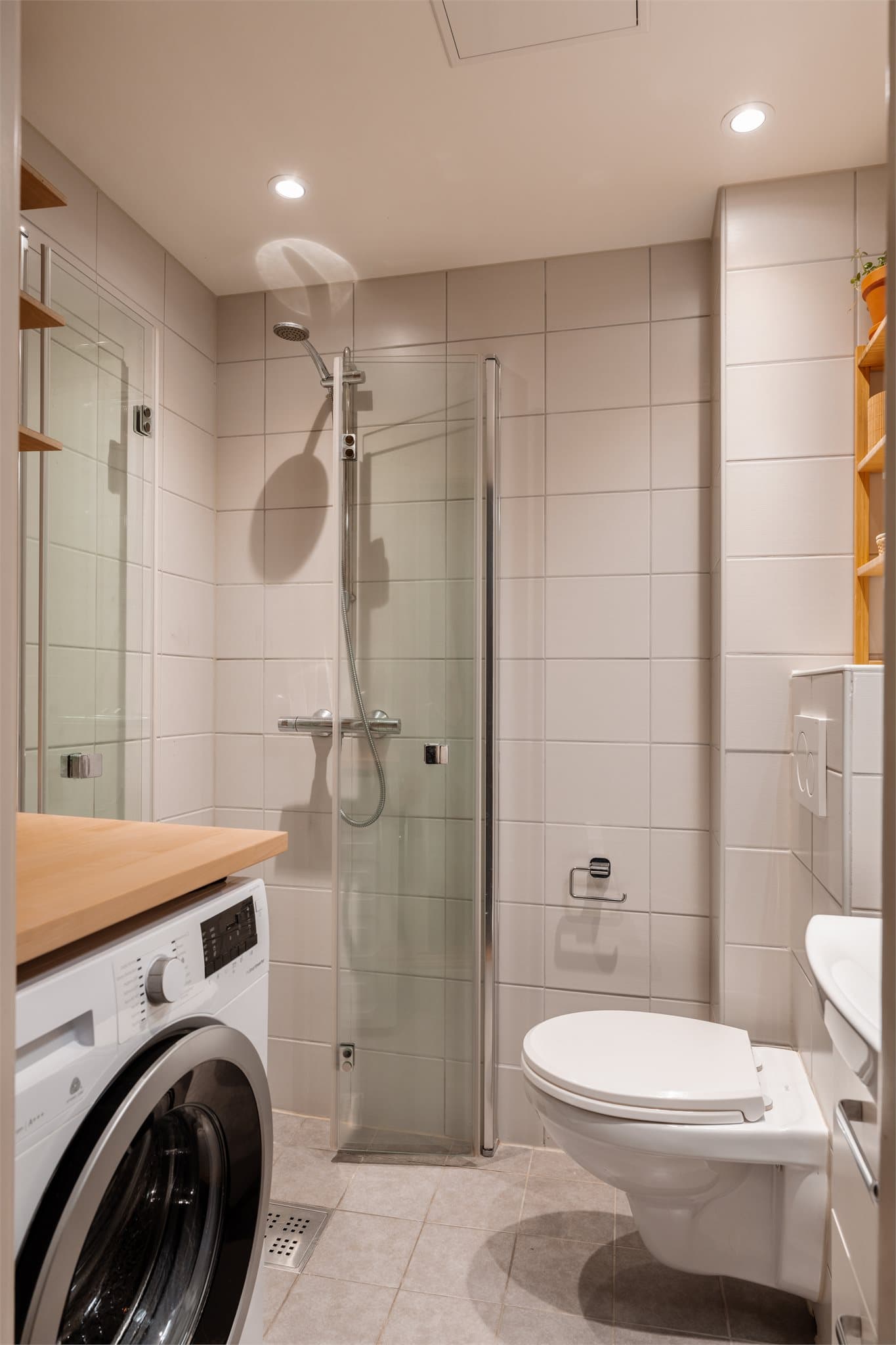 Badet har elektriske varmekabler, vegghengt toalett og opplegg for vaskemaskin.