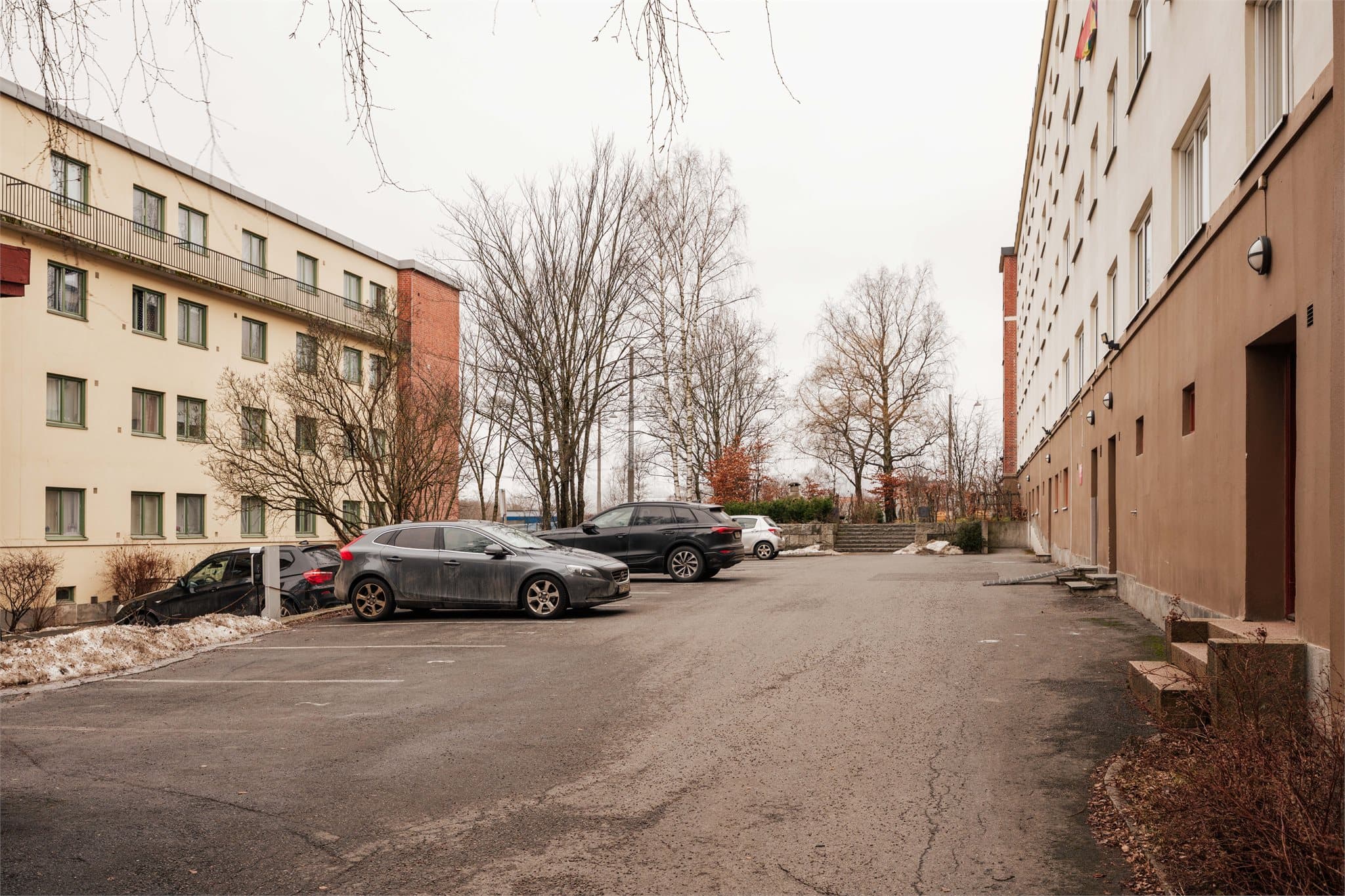 For daglige innkjøp finner du søndagsåpen Bunnpris bare ett minutt fra døren. Området er tilbaketrukket og skjermet, med grønne fellesområder i umiddelbar nærhet.