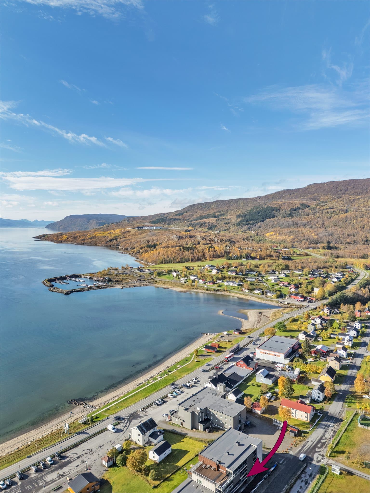 Kystlinjen langs fjorden byr på fine turområder og strandpromenade.