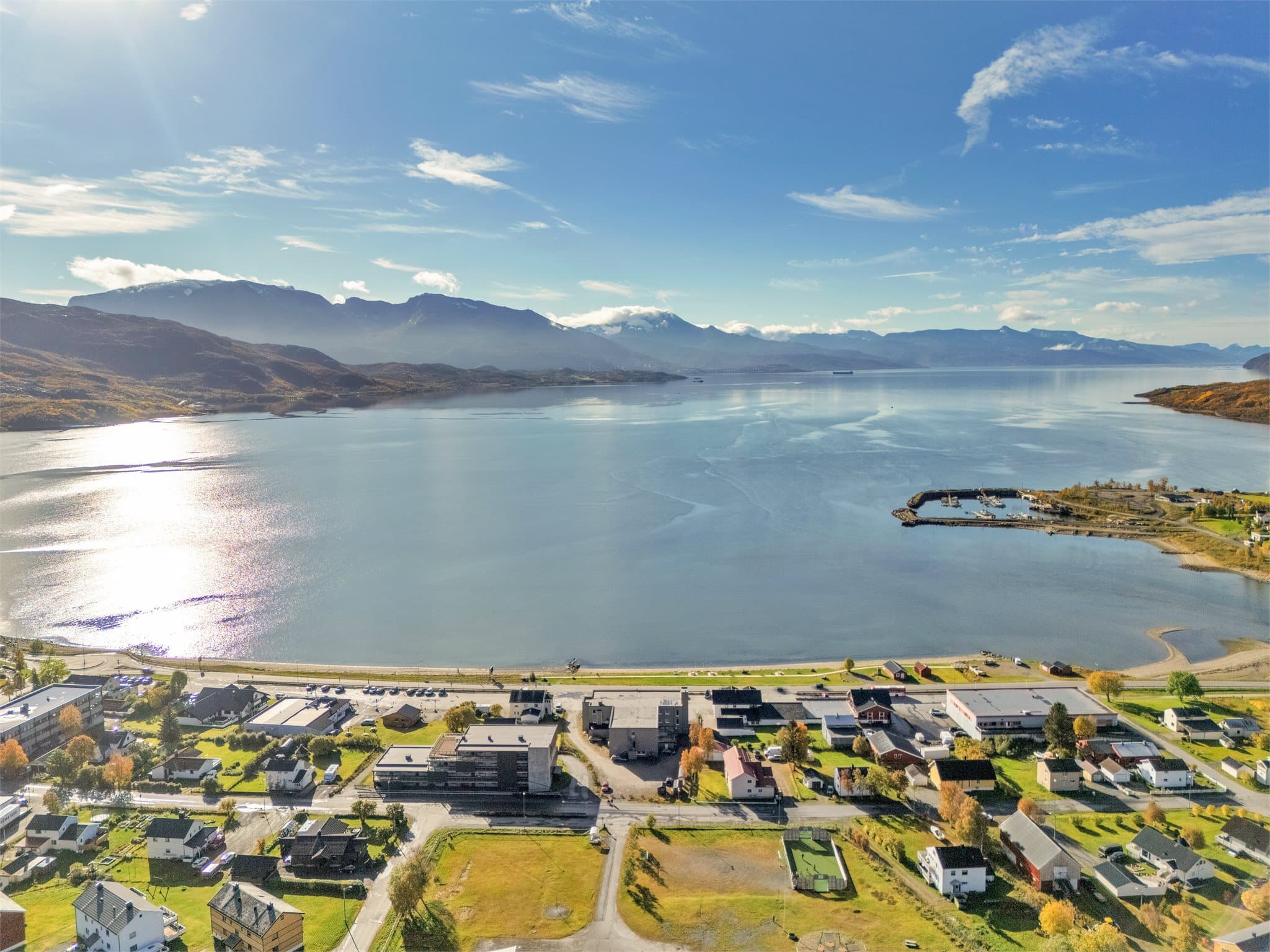Herjangsfjorden strekker seg utover mot Ofotfjorden med fjell på alle kanter.