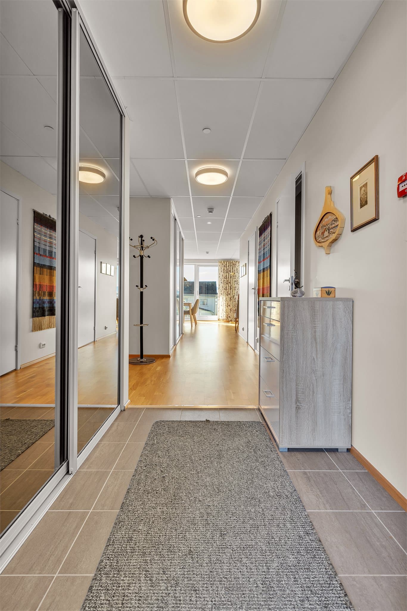 Vannbåren gulvvarme gir behagelig oppvarming i gangen og videre inn i leiligheten.