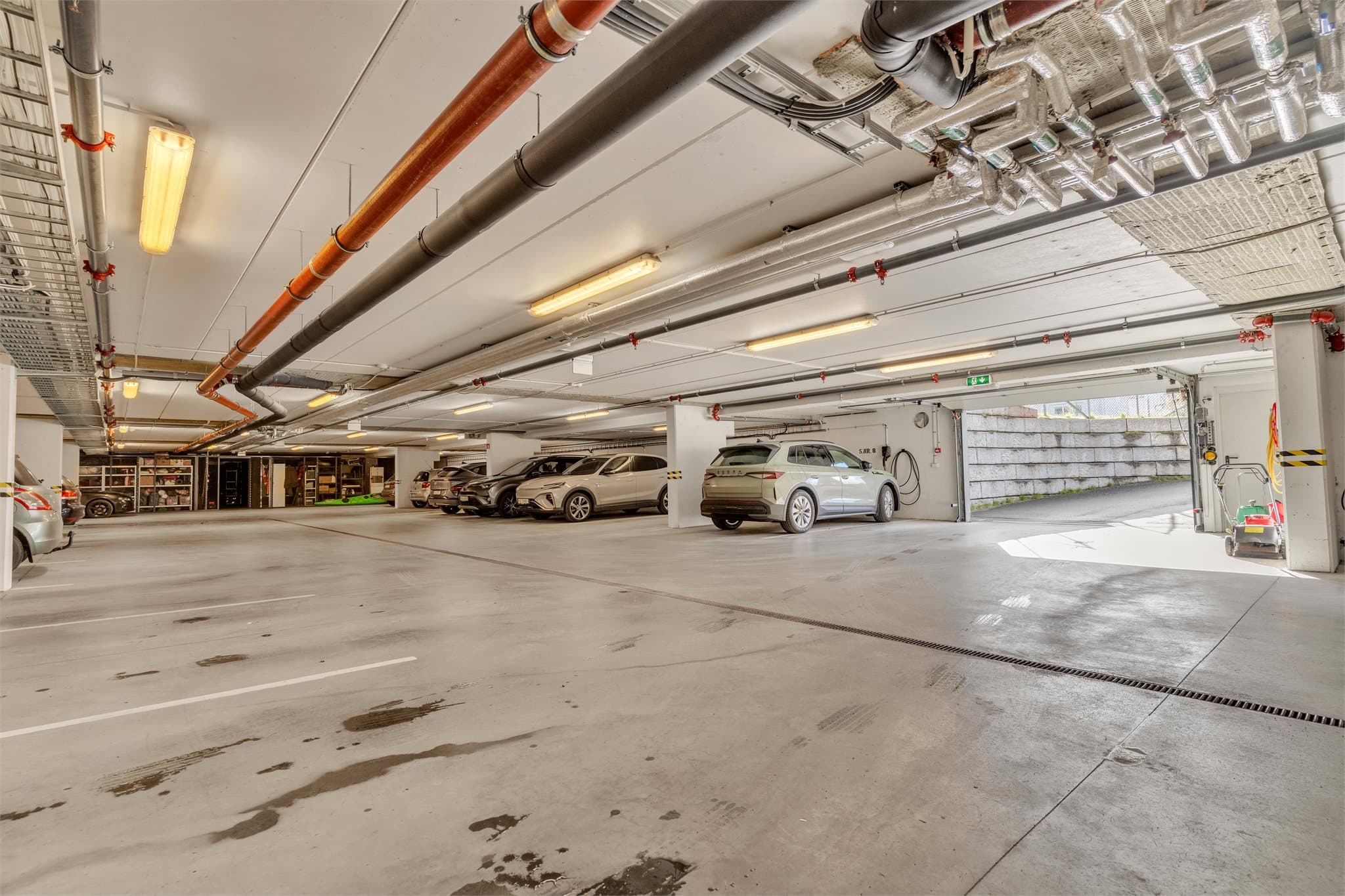 Fast parkeringsplass i felles oppvarmet garasjeanlegg med elbillader.