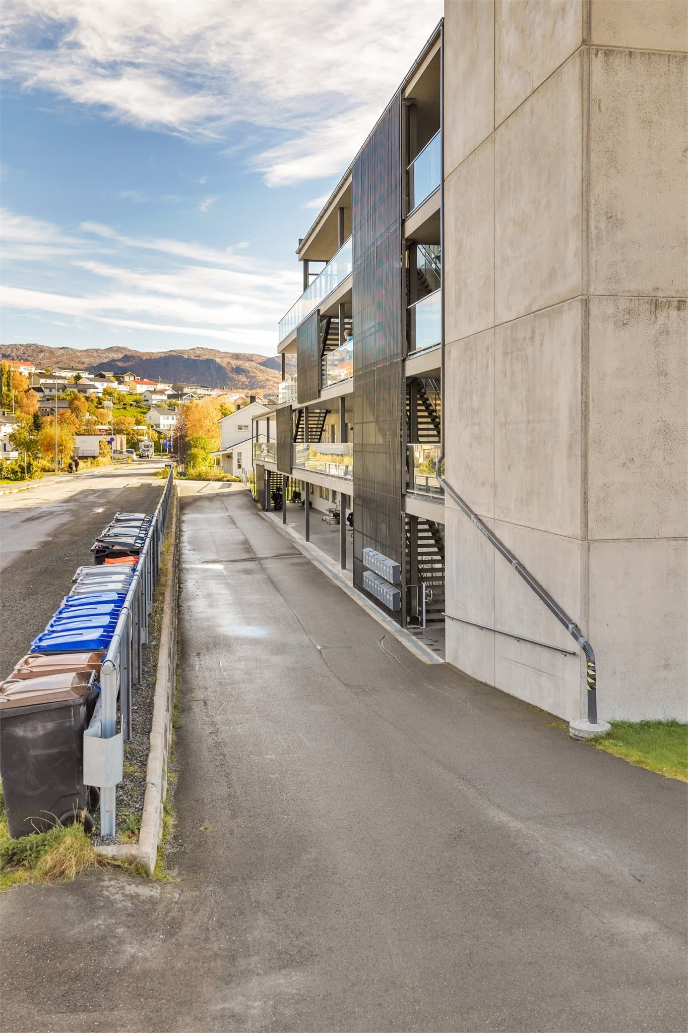 Asfaltert adkomstvei og ordnede fellesarealer på sameiets tomt.
