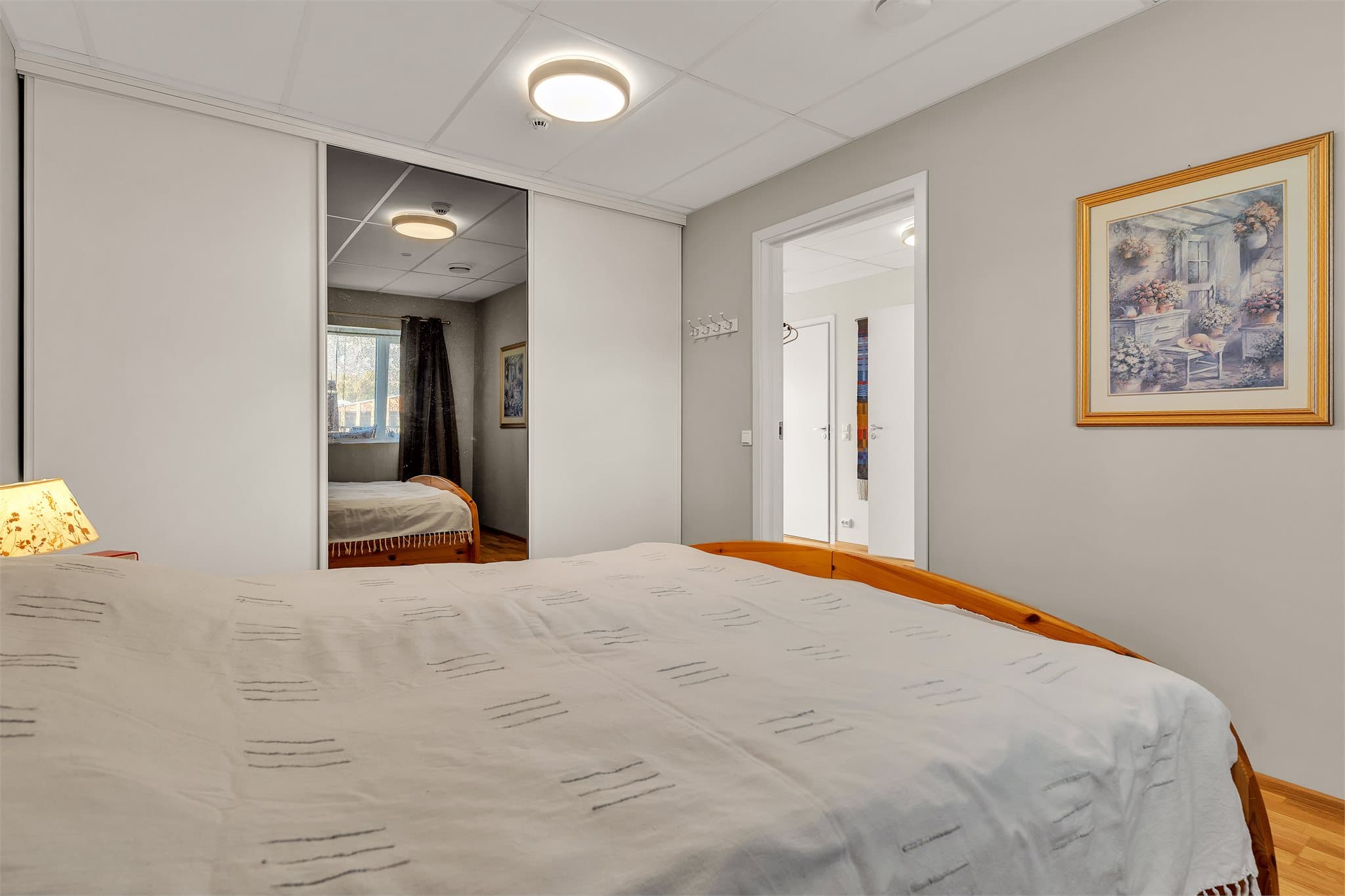 Soverommet har god plass til dobbeltseng og skyvedørsgarderobe med speilfronter.
