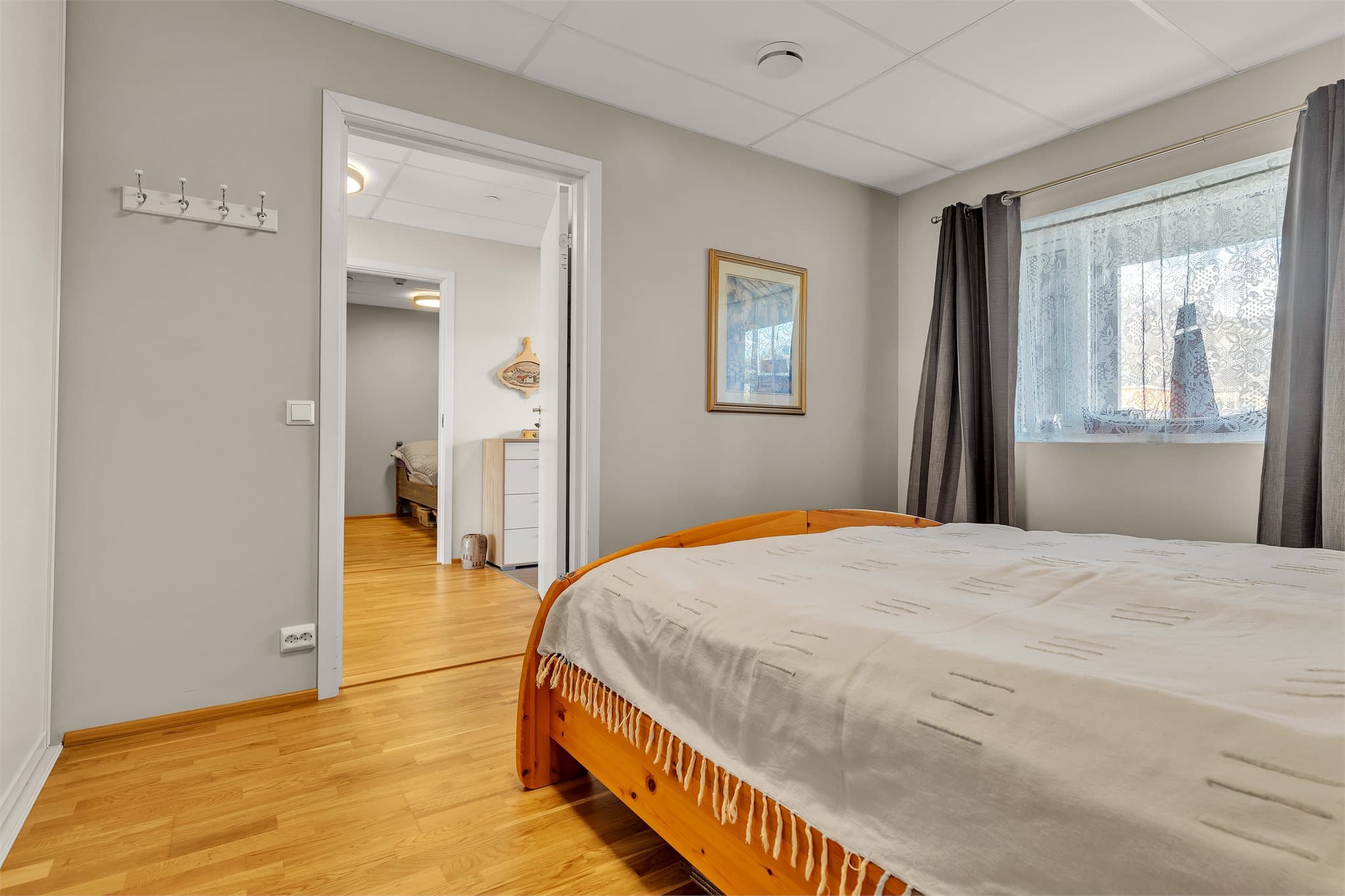 Soverommet har direkte adkomst fra gangen.