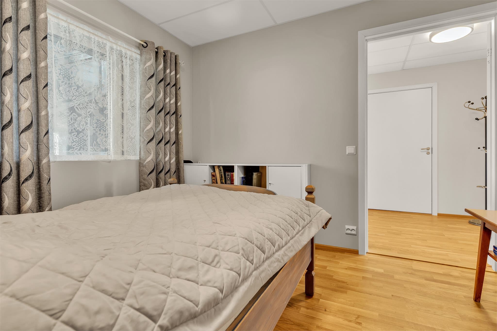 Rommet har parkett på gulvet og god plass til seng og oppbevaring.