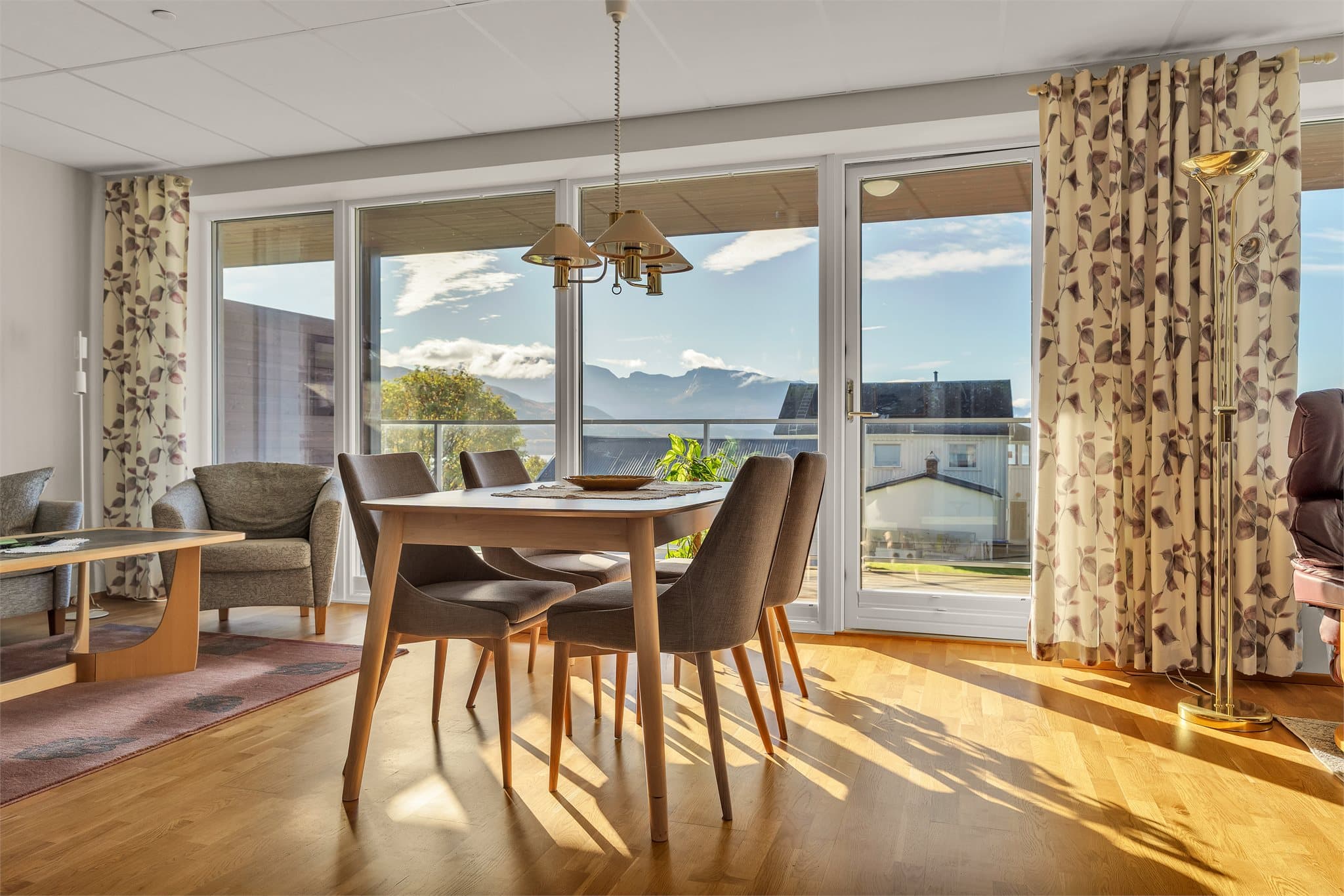 De store vindusflatene gir gode lysforhold og fint utsyn mot fjorden.