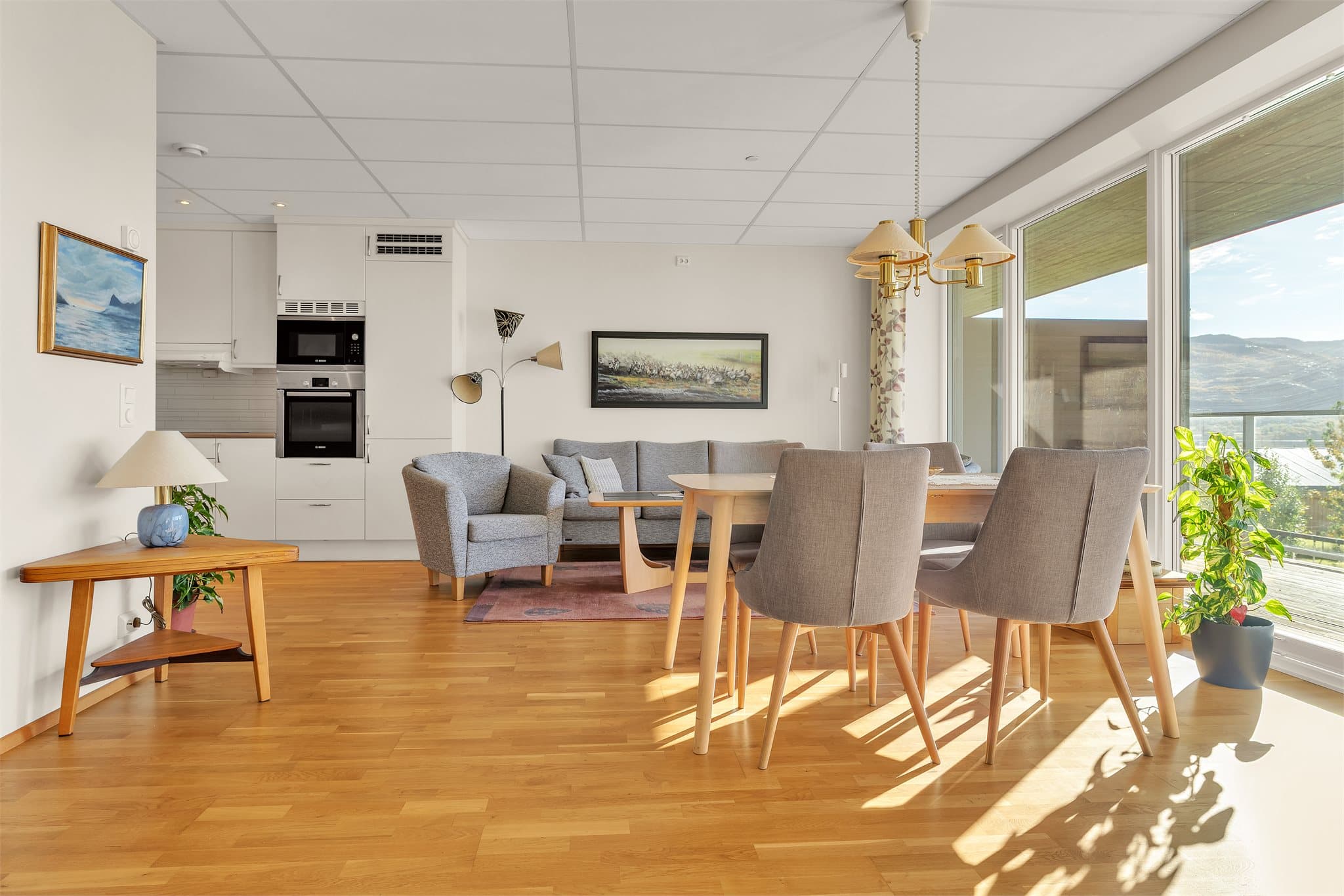 Stuen har god plass til både spisebord og sittegrupper i åpen forbindelse med kjøkkenet.