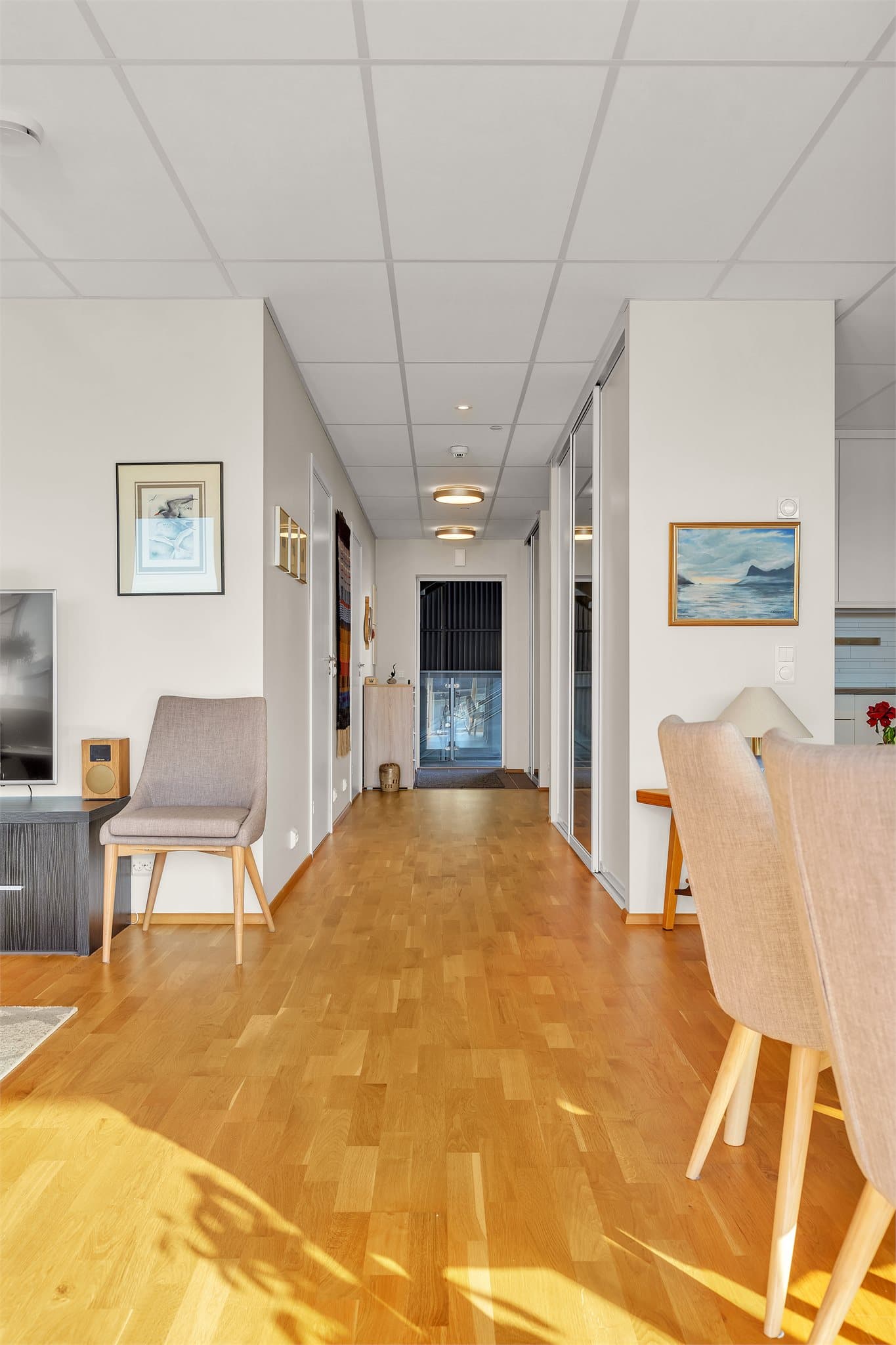 Parketten på gulvet binder oppholdsrommene sammen med gangen.