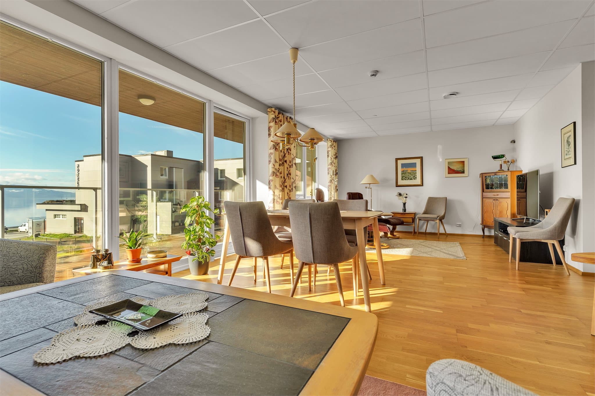 Utsikten mot fjorden bevares godt fra spiseplassen takket være glassrekkverket på verandaen.