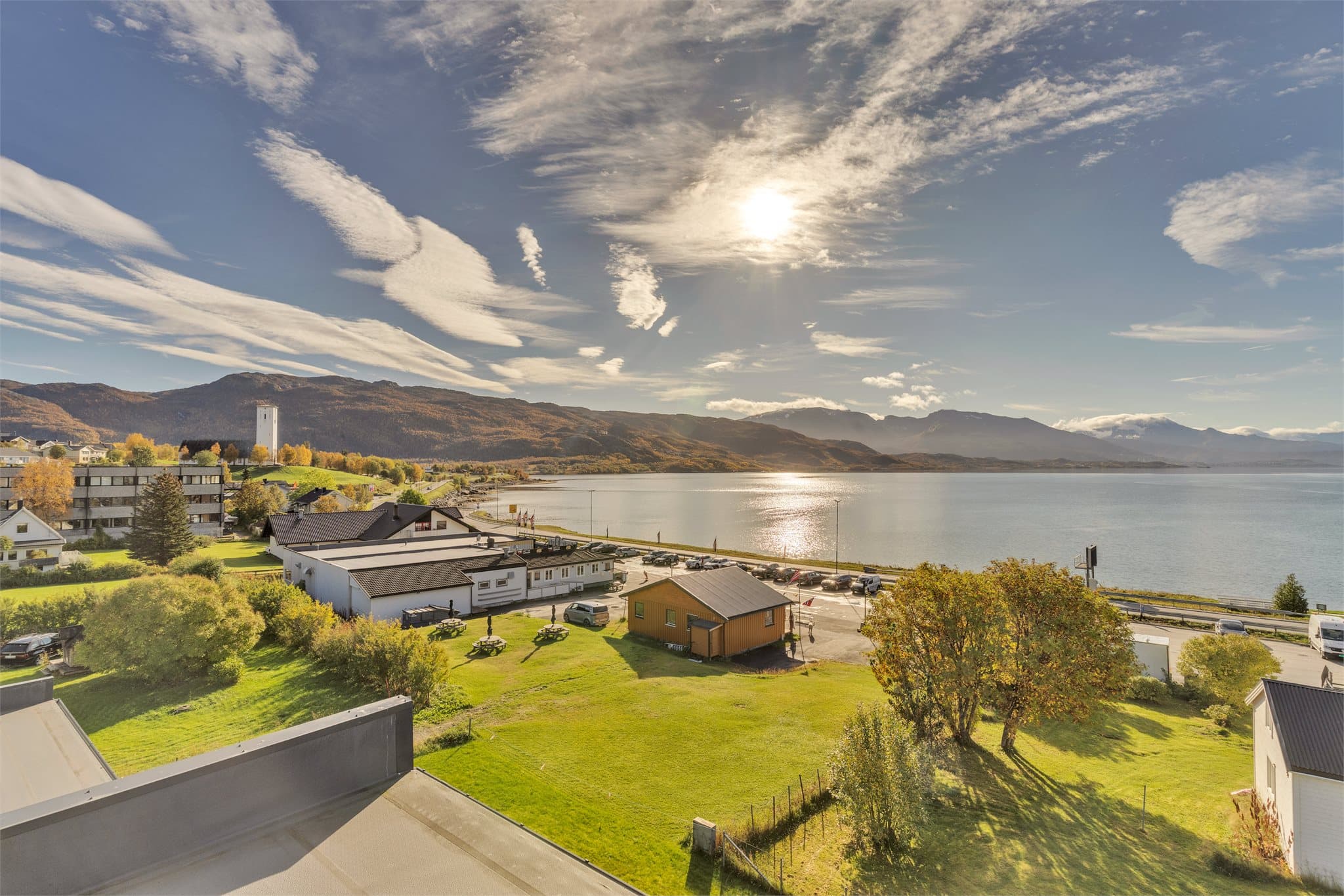 Kort vei ned til fjorden og strandpromenaden langs sjøen.