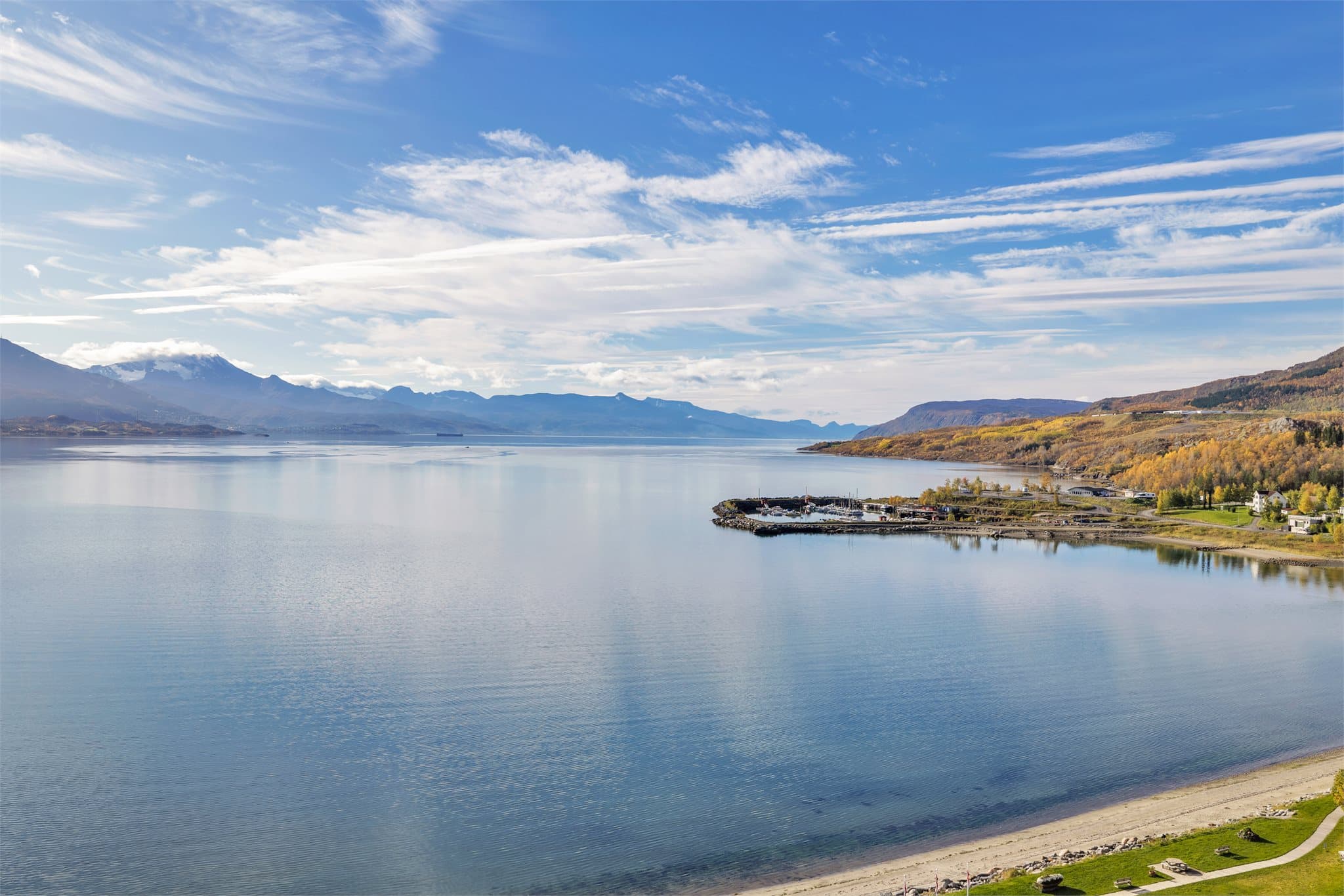 Fjordlandskapet i Bjerkvik med kystlinje og båthavn.