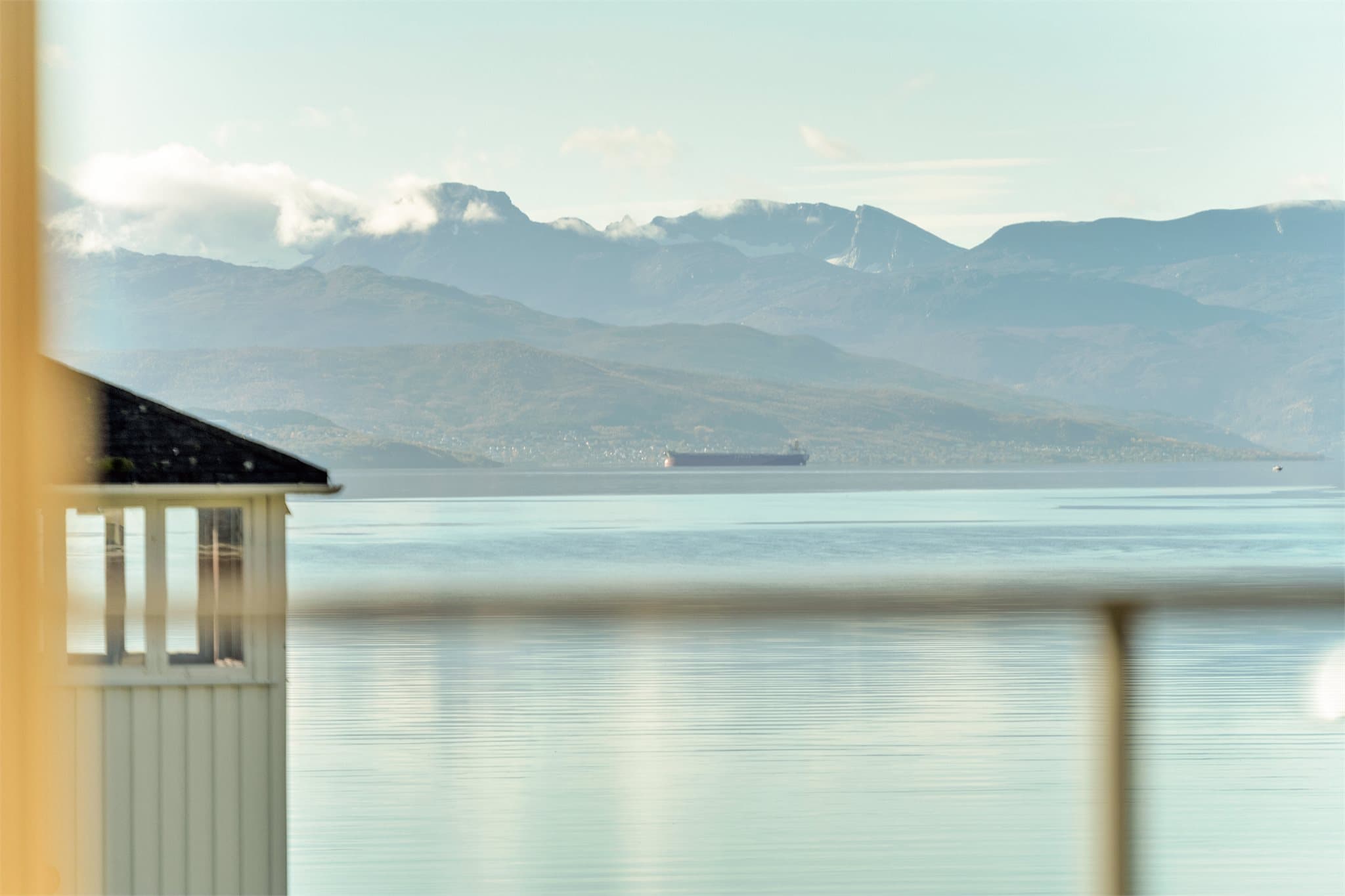 Utsyn over fjorden og skipsleden inn mot Narvik.