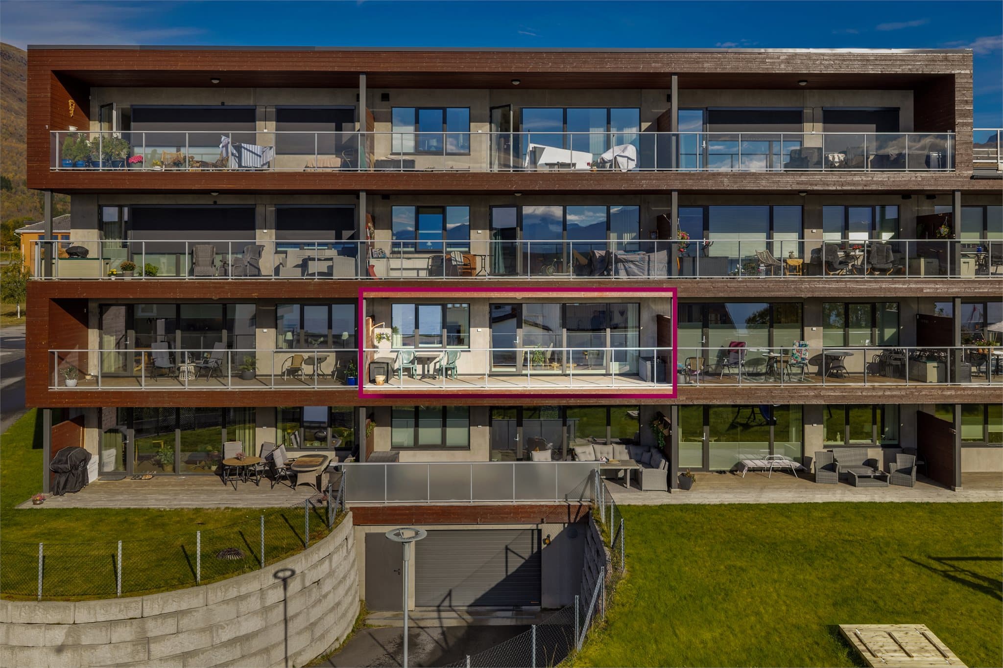 Lys 3-roms selveierleilighet fra 2016 med heisadkomst, fast garasjeplass og stor veranda.