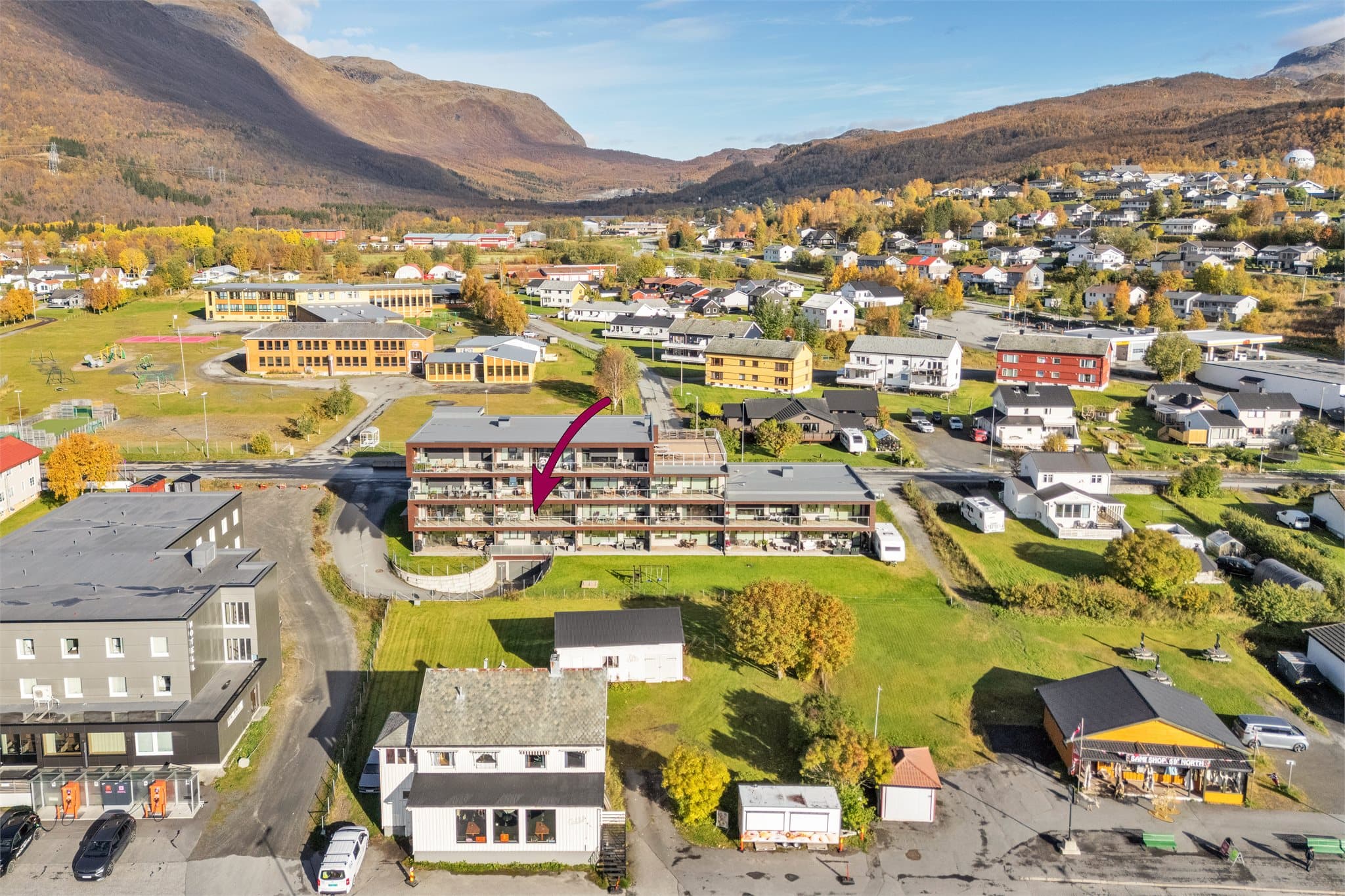 Eiendommen ligger i et rolig boområde med kort gangavstand til Bjerkvik skole og sentrum.