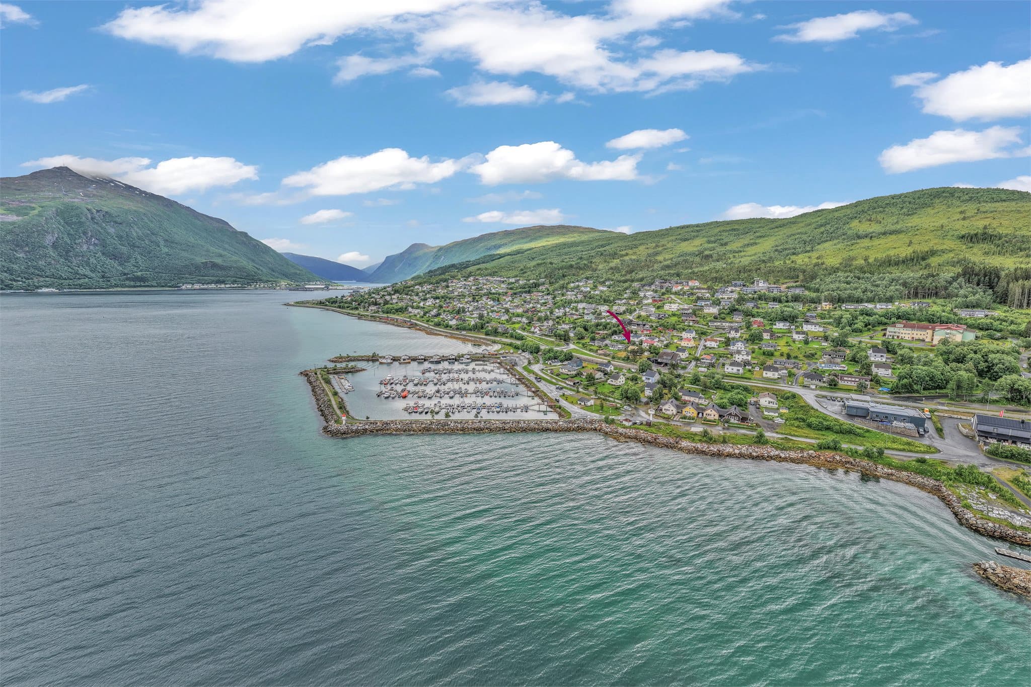 Nærhet til sjøen, badestrand og gode turmuligheter i skog og mark.