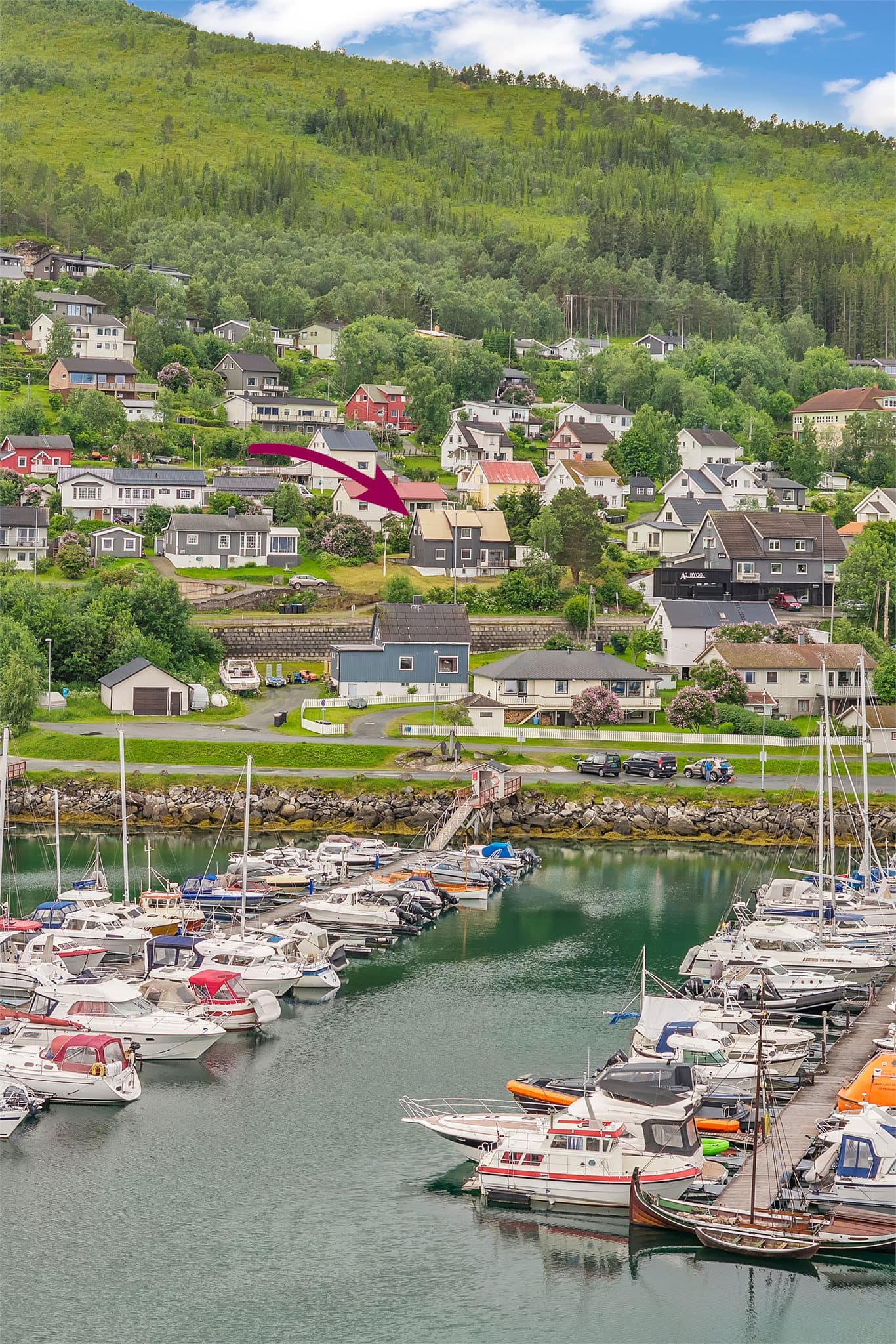 Frittliggende enebolig med en skrående tomt ned mot Ankenesveien.