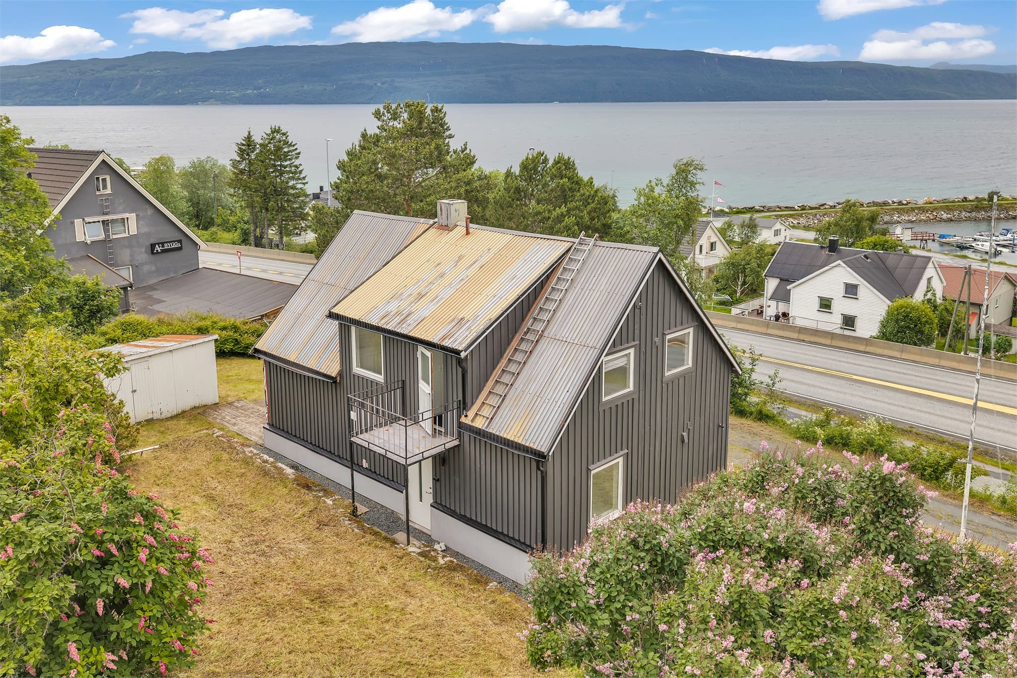 Fasaden har stående og liggende bordkledning. Yttervegg mot sør ble utbedret i 2021.