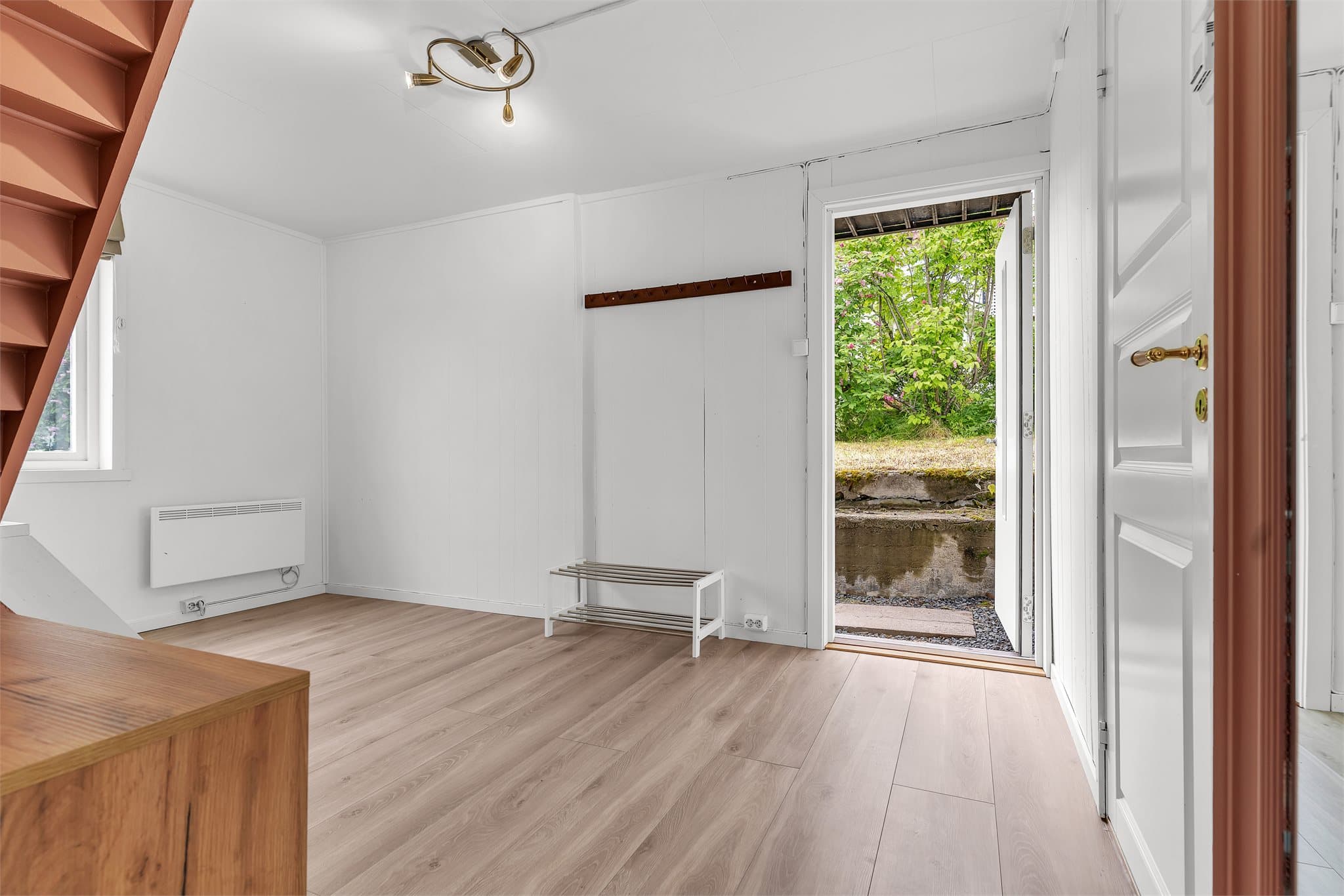 Hovedytterdøren er byttet i nyere tid og har et smalt glassfelt.
