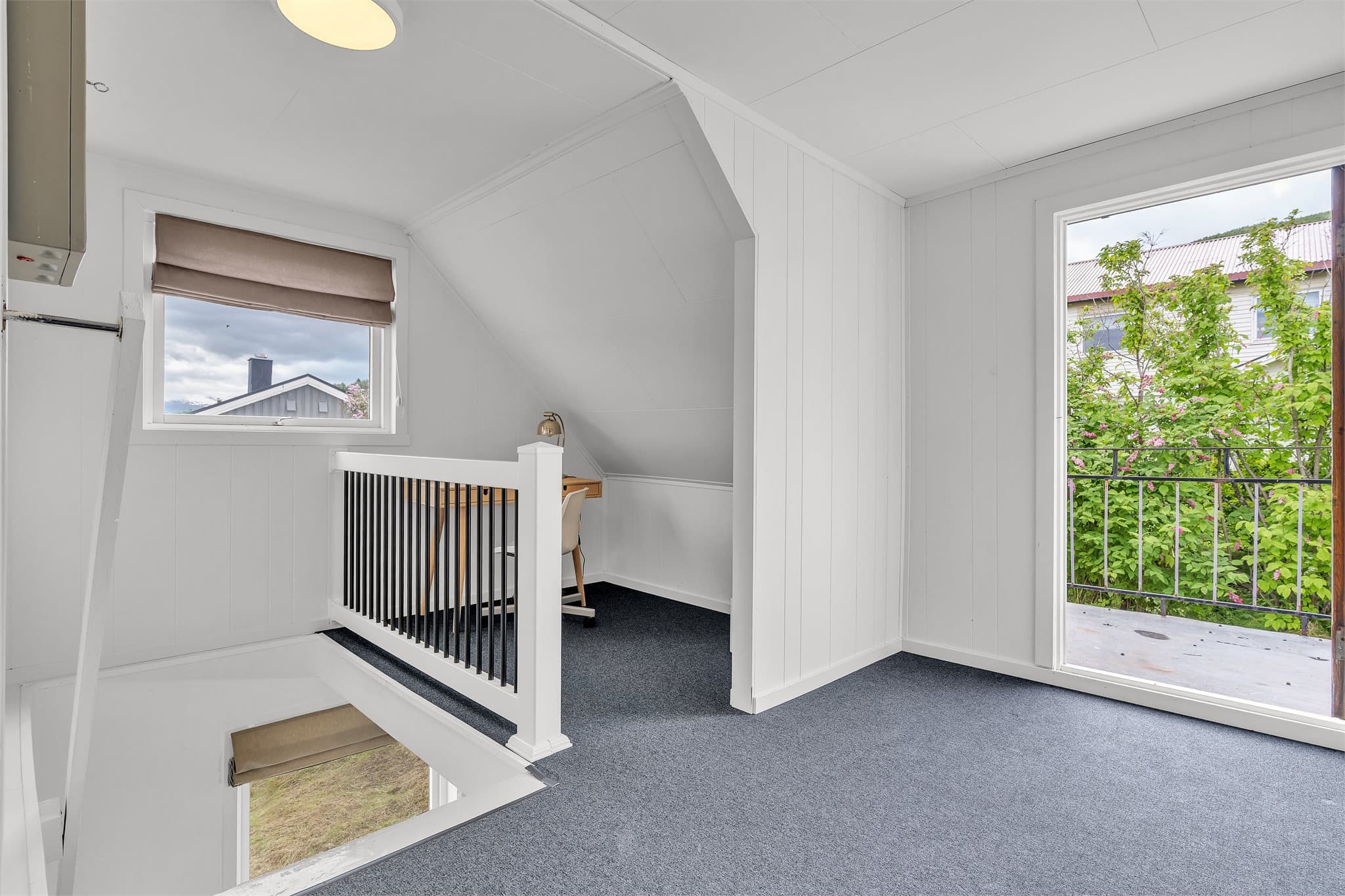 Loftsgangen har utgang til en luftebalkong på 2 m².