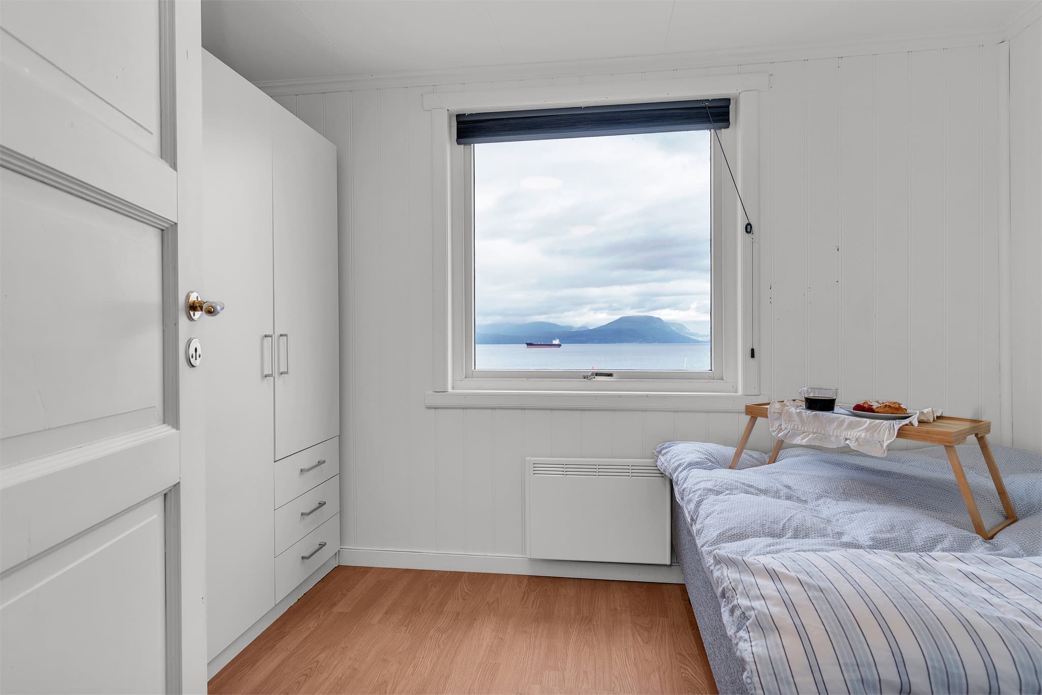 Innredet rom på loftet med plass til seng og garderobeskap.