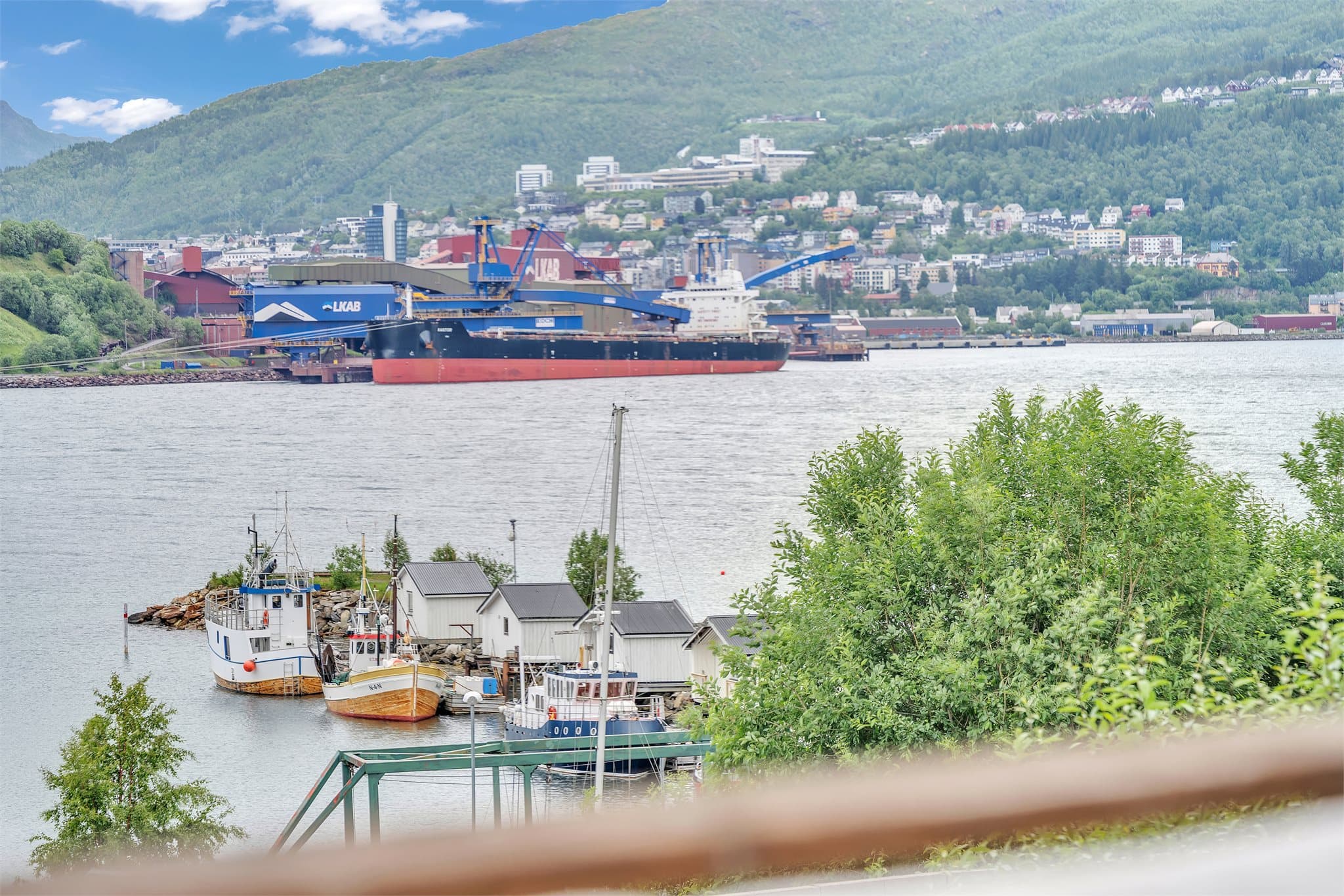 Fra eiendommen er det utsikt mot Narvik sentrum og havneområdet.