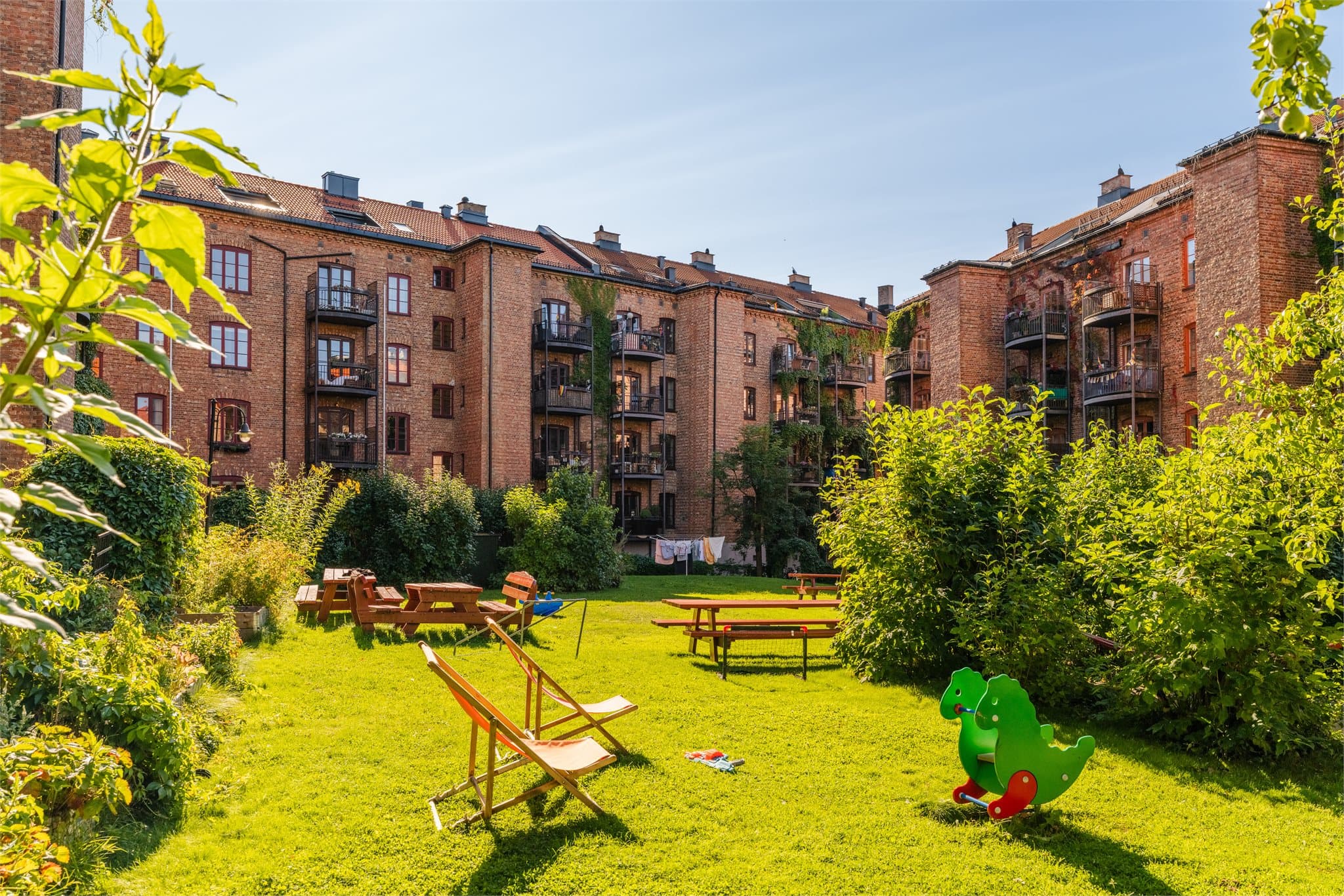 Bakgården er en av Oslos desidert fineste, med fantastiske, opparbeidede grøntarealer og et hyggelig sosialt miljø.