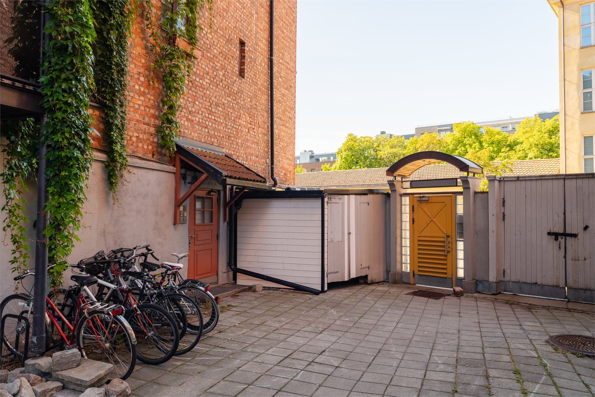 Herfra er det umiddelbar gangavstand til et stort utvalg av servicetilbud, treningssentre, spisesteder, shopping og kollektivtransport.