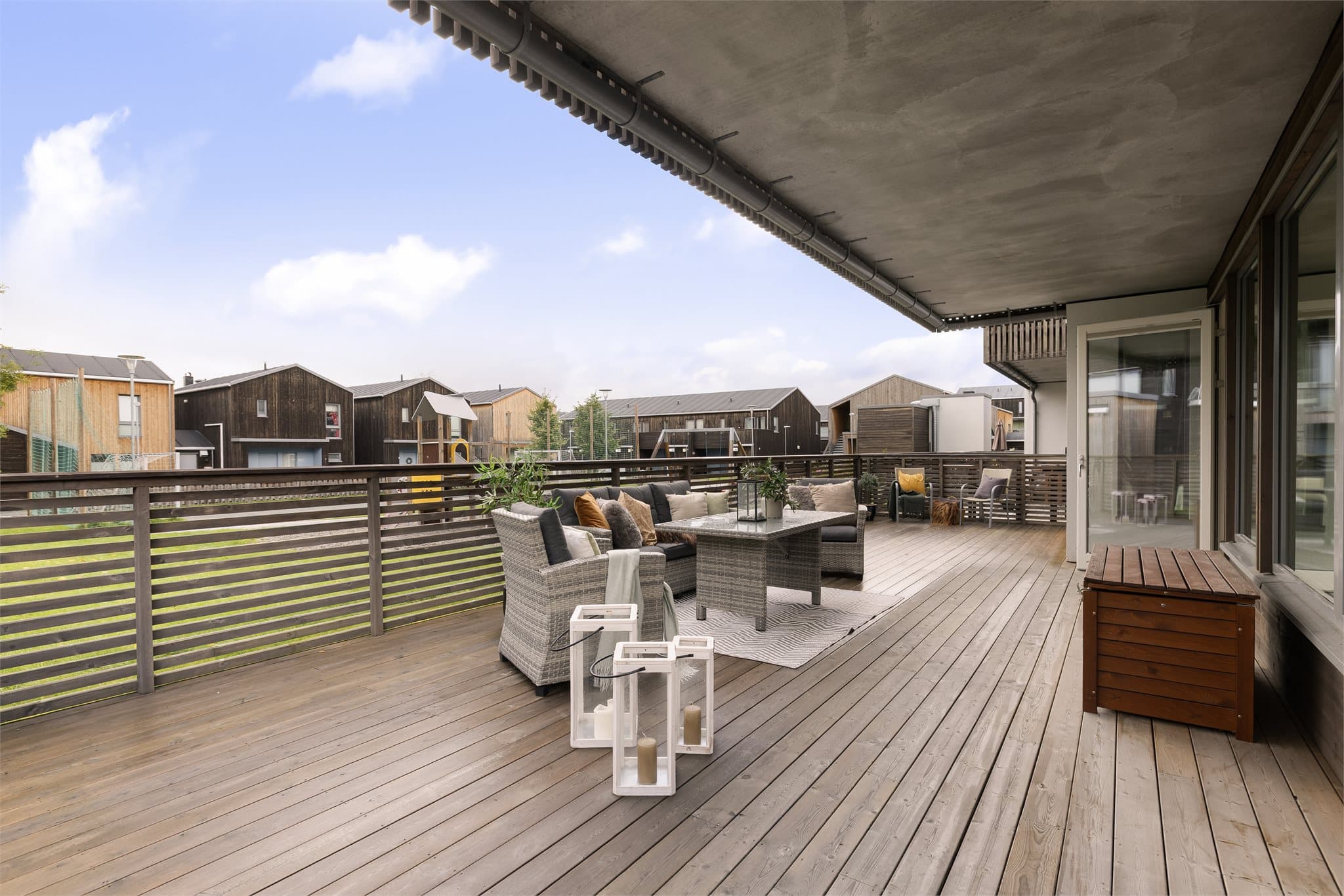 Leiligheten har en stor terrasse på 48 m² med sørvestvendt beliggenhet