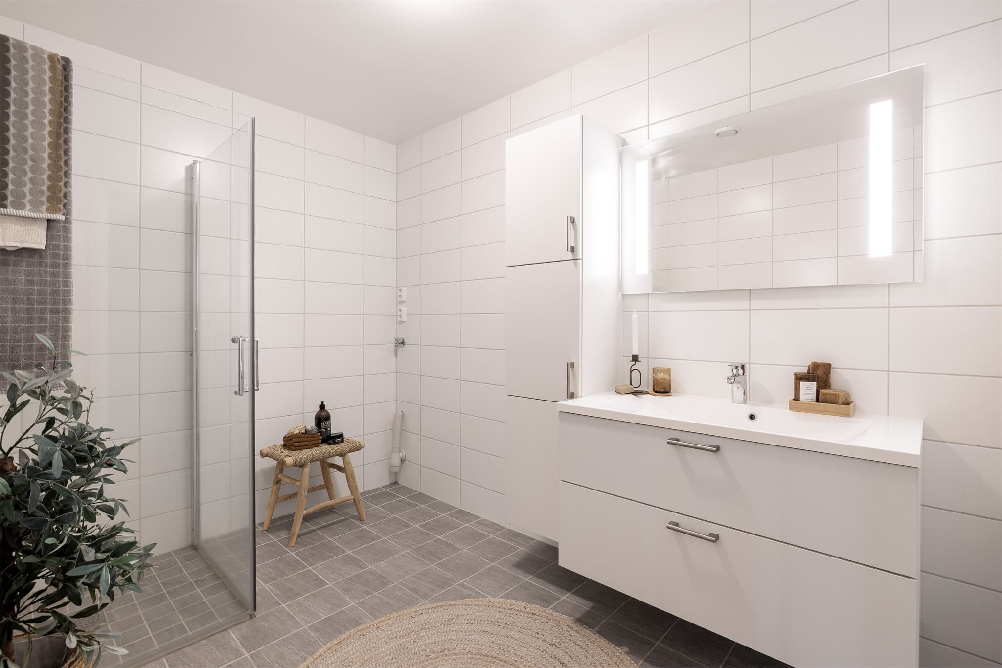Flislagt bad på 6,3 m² med varme i gulv