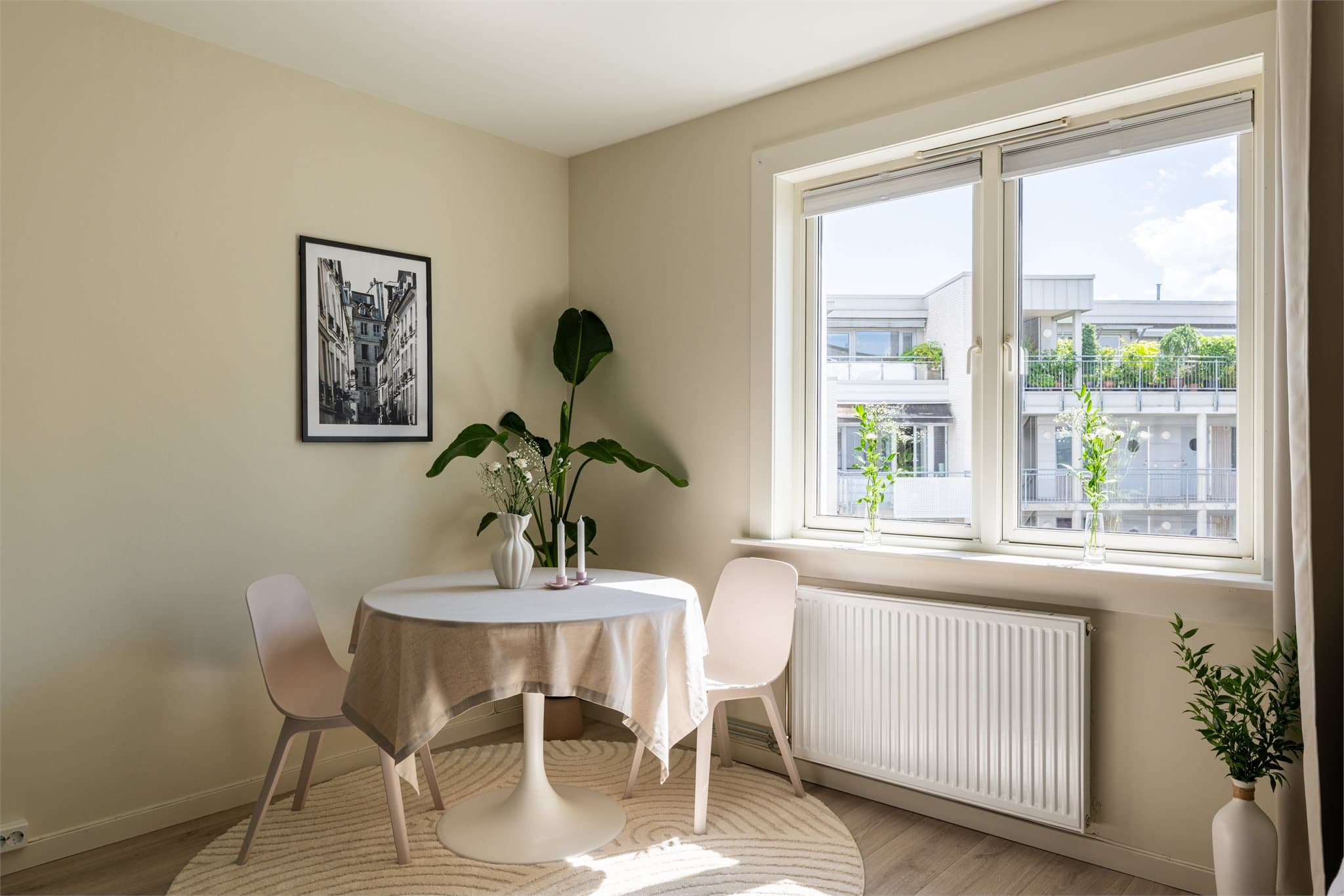 Lys og fin stue med gode møbleringsmuligheter.