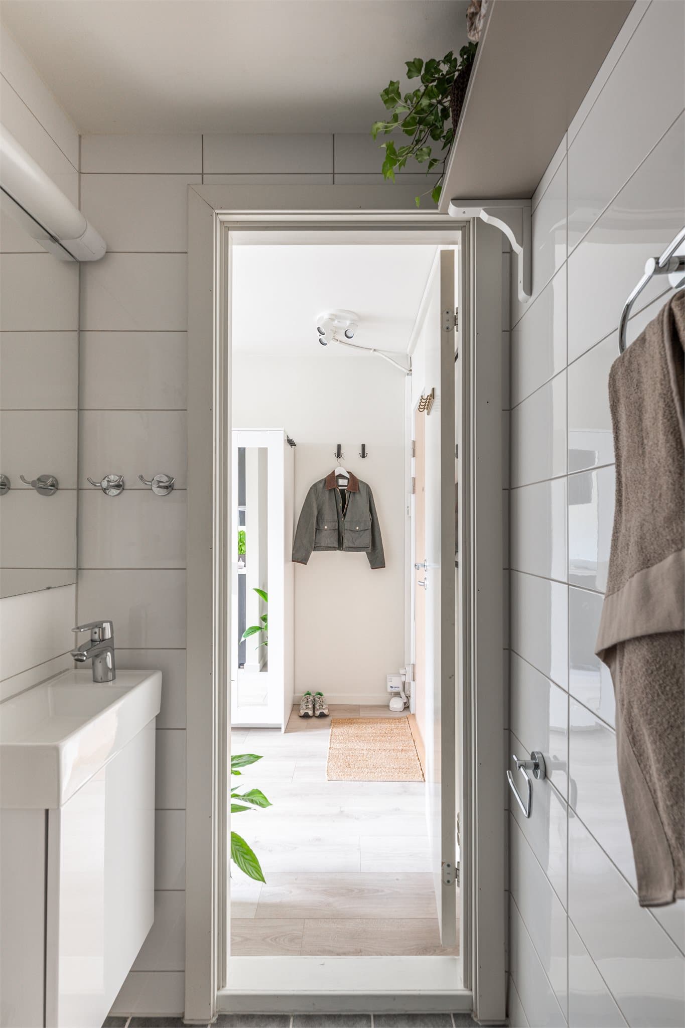 På baderommet er det både gulvvarme og felles avtrekksventilasjon.