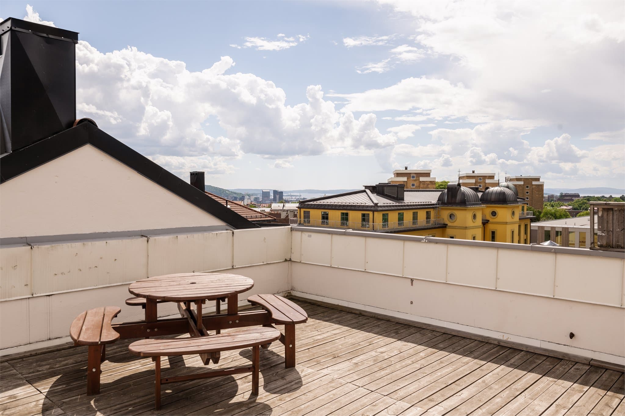 Borettslaget har to flotte takterrasser med en helt vanvittig utsikt over hele Oslo. Her kan man nyte varme sommerdager i gode solforhold.