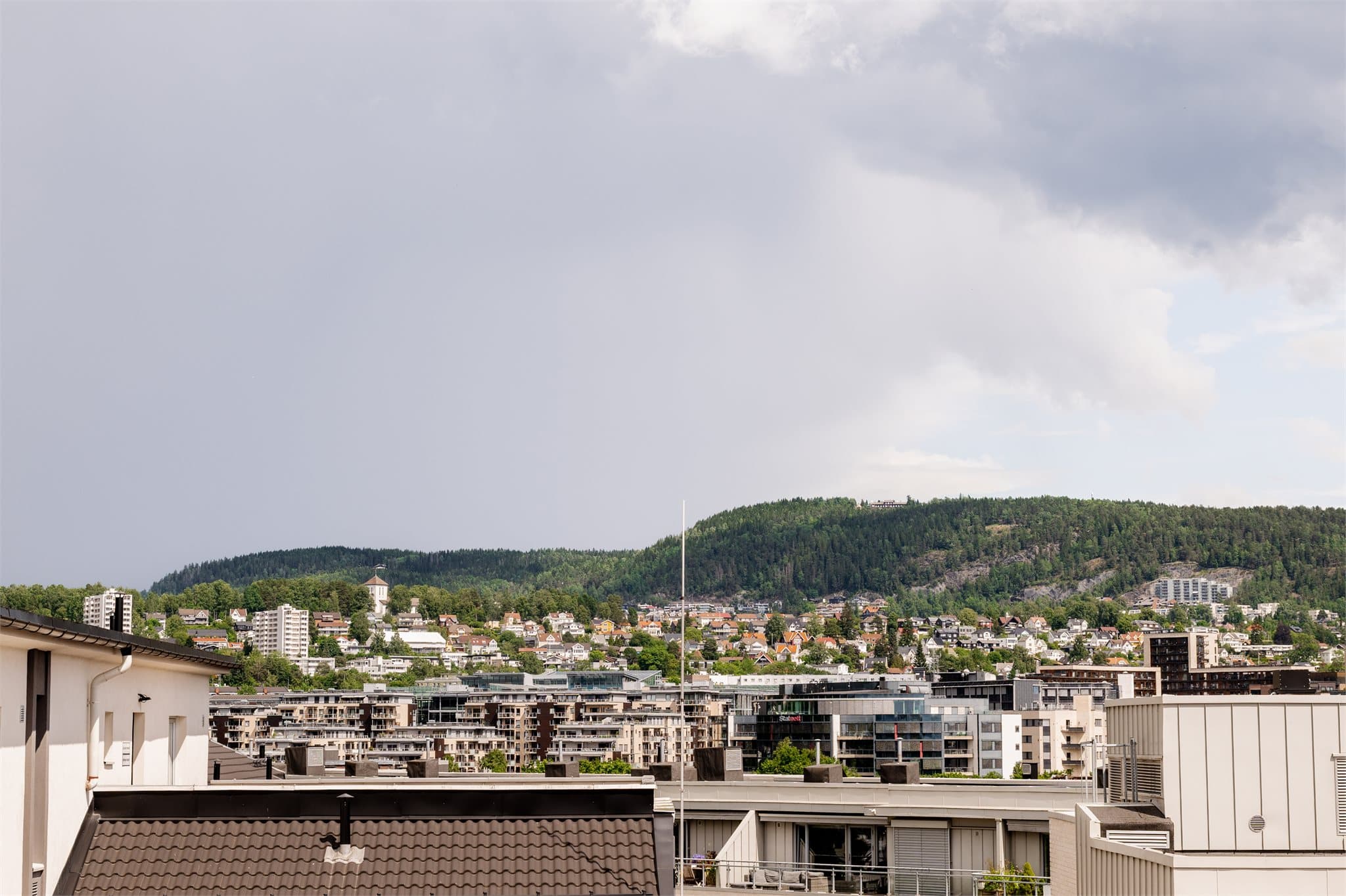 Her ser man over til den andre takterrassen og videre helt opp til Grefsenkollen.