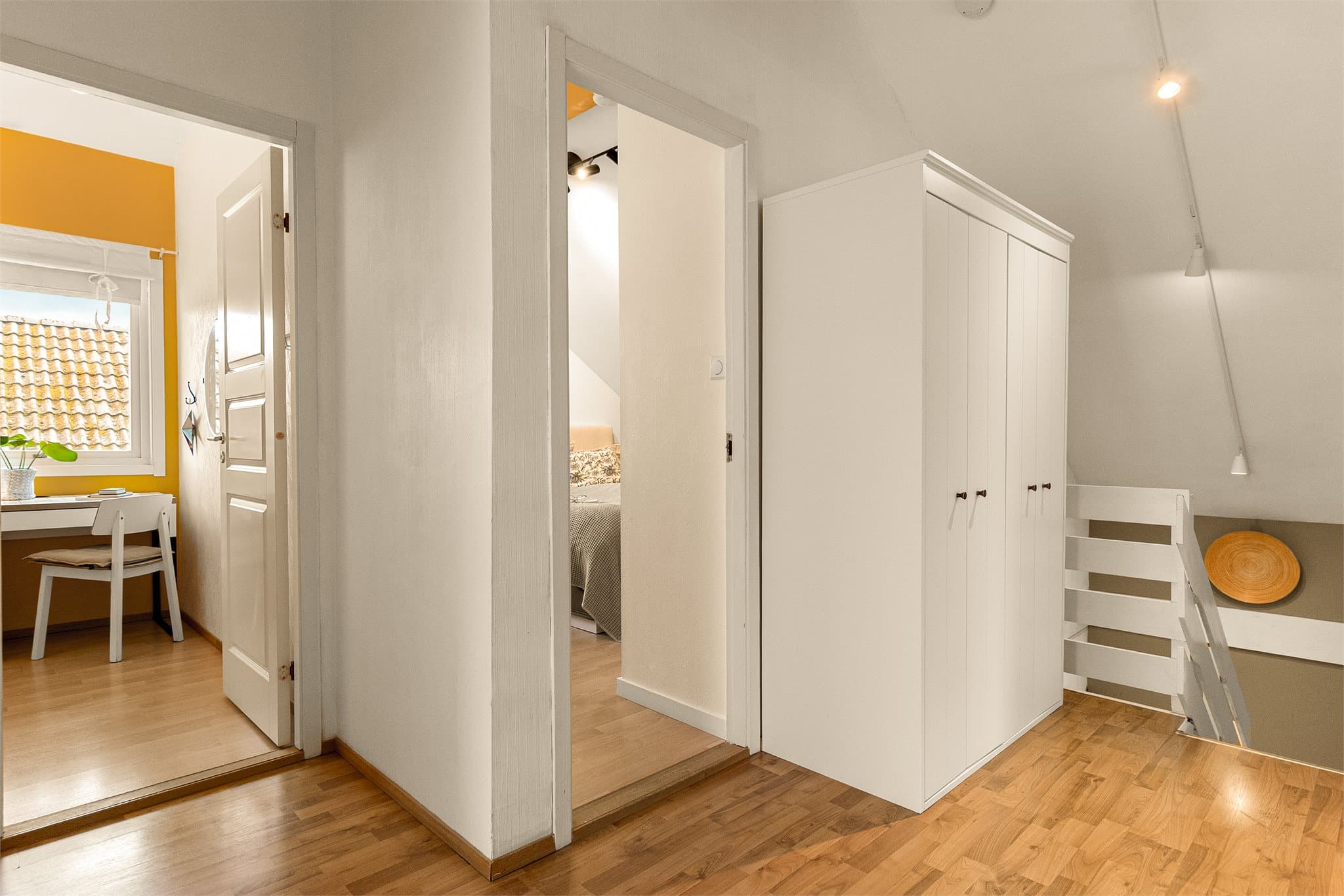- 2 etasje har et BRA-i på 64 m² og her finner man 4 soverom, kontor, bad og gang -