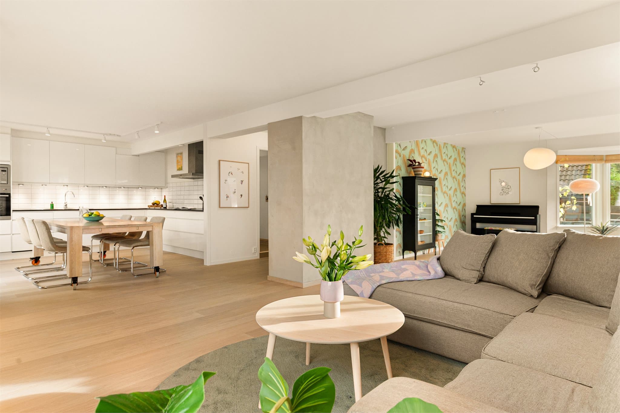 - Stor og lys åpen stueløsning på hele 46,1 m² med moderne, nyere en-stavs parkett -