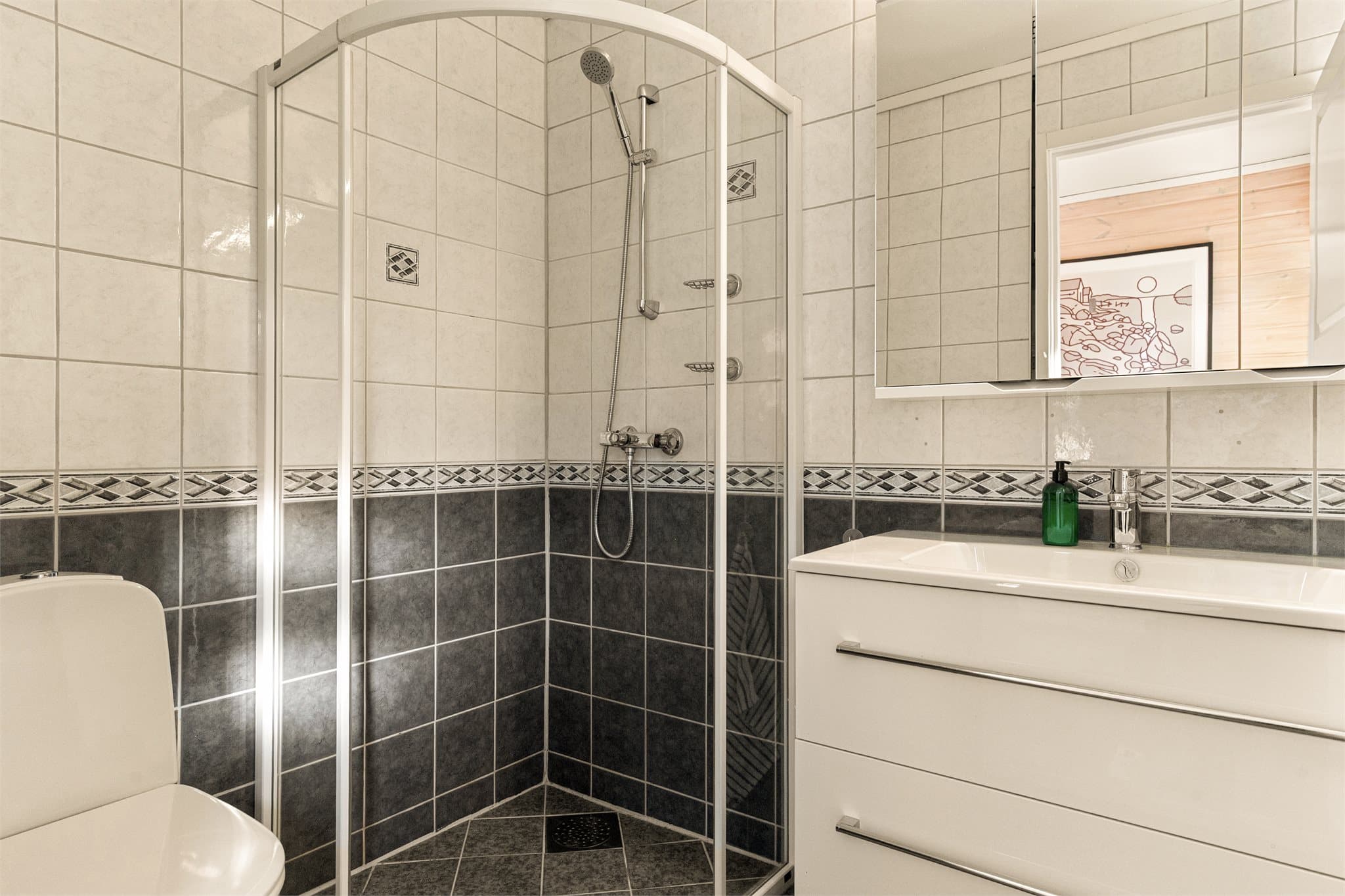 - Badet måler 3,2 m² og er innredet med toalett, baderomsinnredning og dusj med glassvegger -