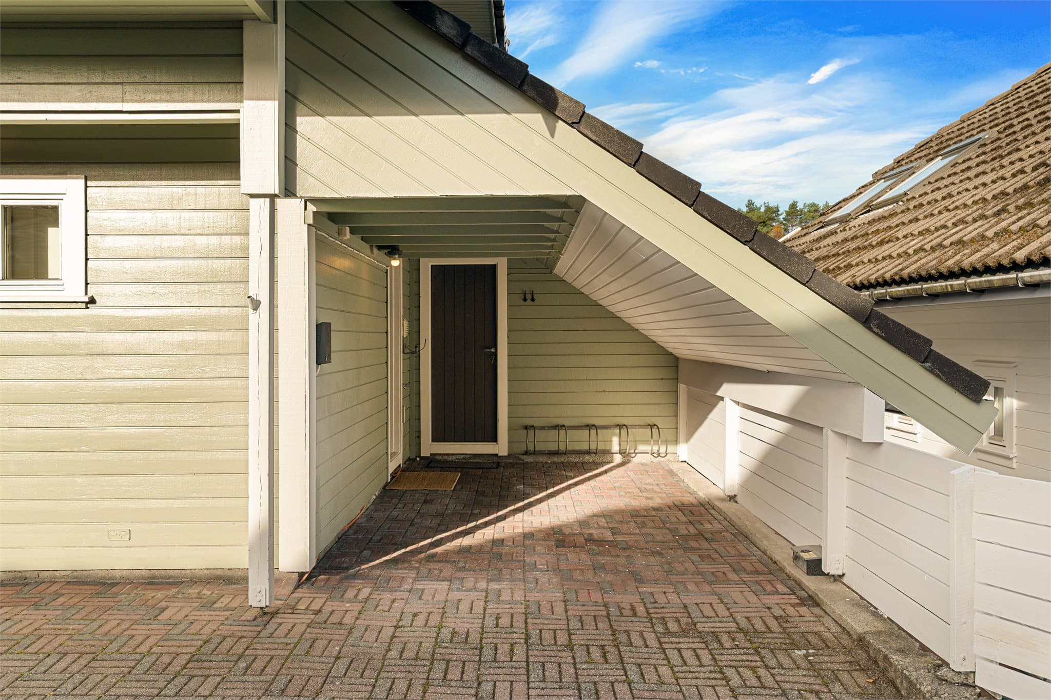 - Genial løsning med direkte inngang til vaskerommet fra carporten - perfekt i hverdagen -