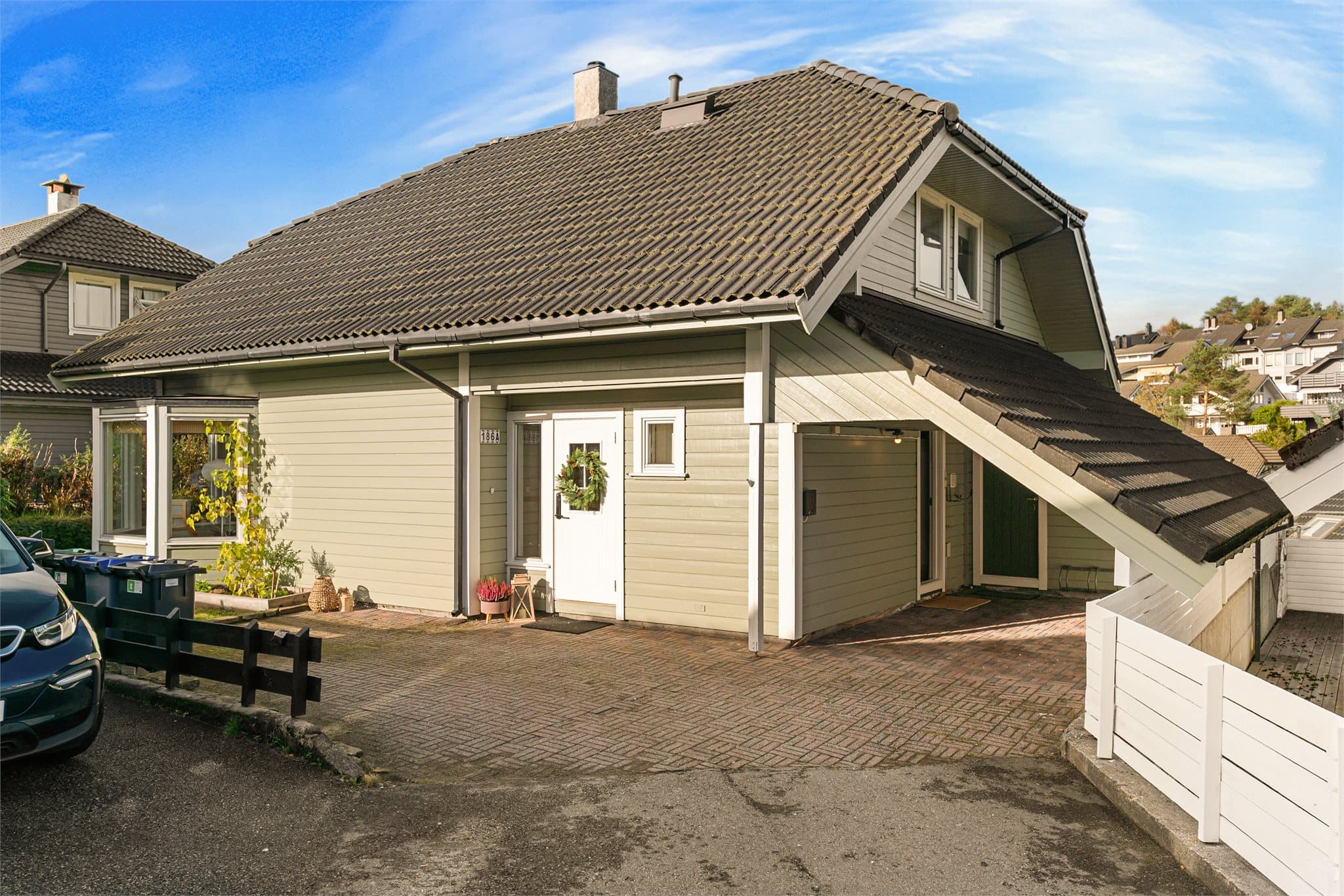 - Parkering i egen carport utstyrt med elbillader, samt god oppstillingsplass på tomten -