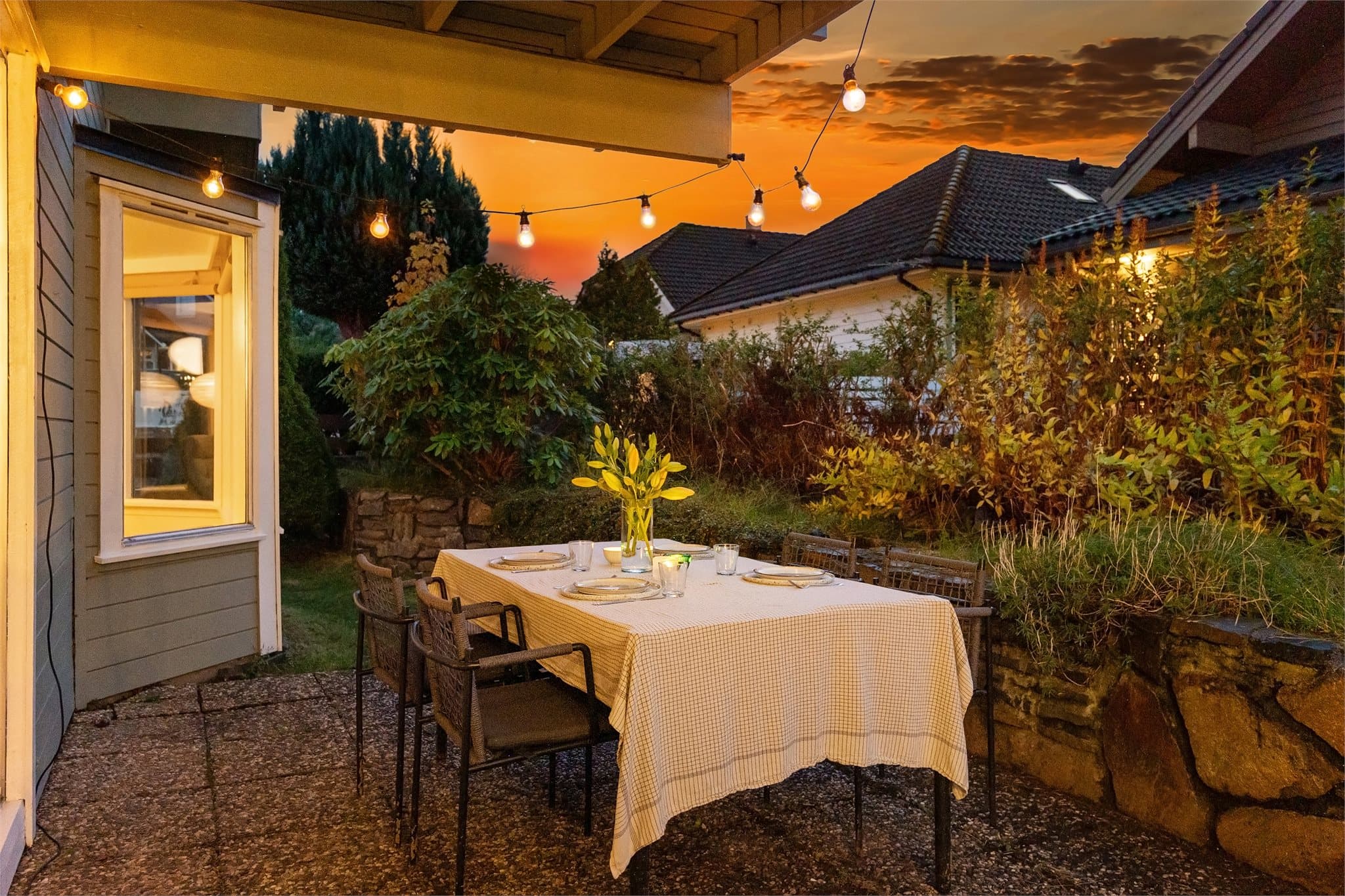 - Hellelagt terrasse med plass til langbord og gir et flott samlingspunkt for familien med enkel tilkomst via terrassedør direkte til stue -
