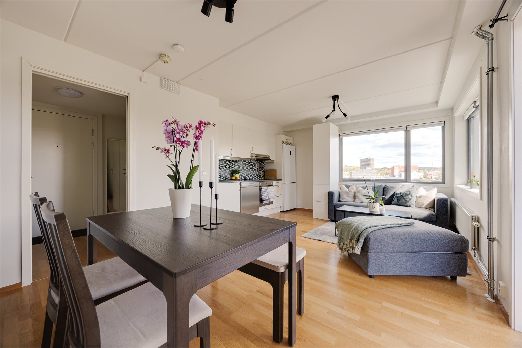 Stue/kjøkken ligger i åpen sone og gir god plass til både sofa og spisebord.