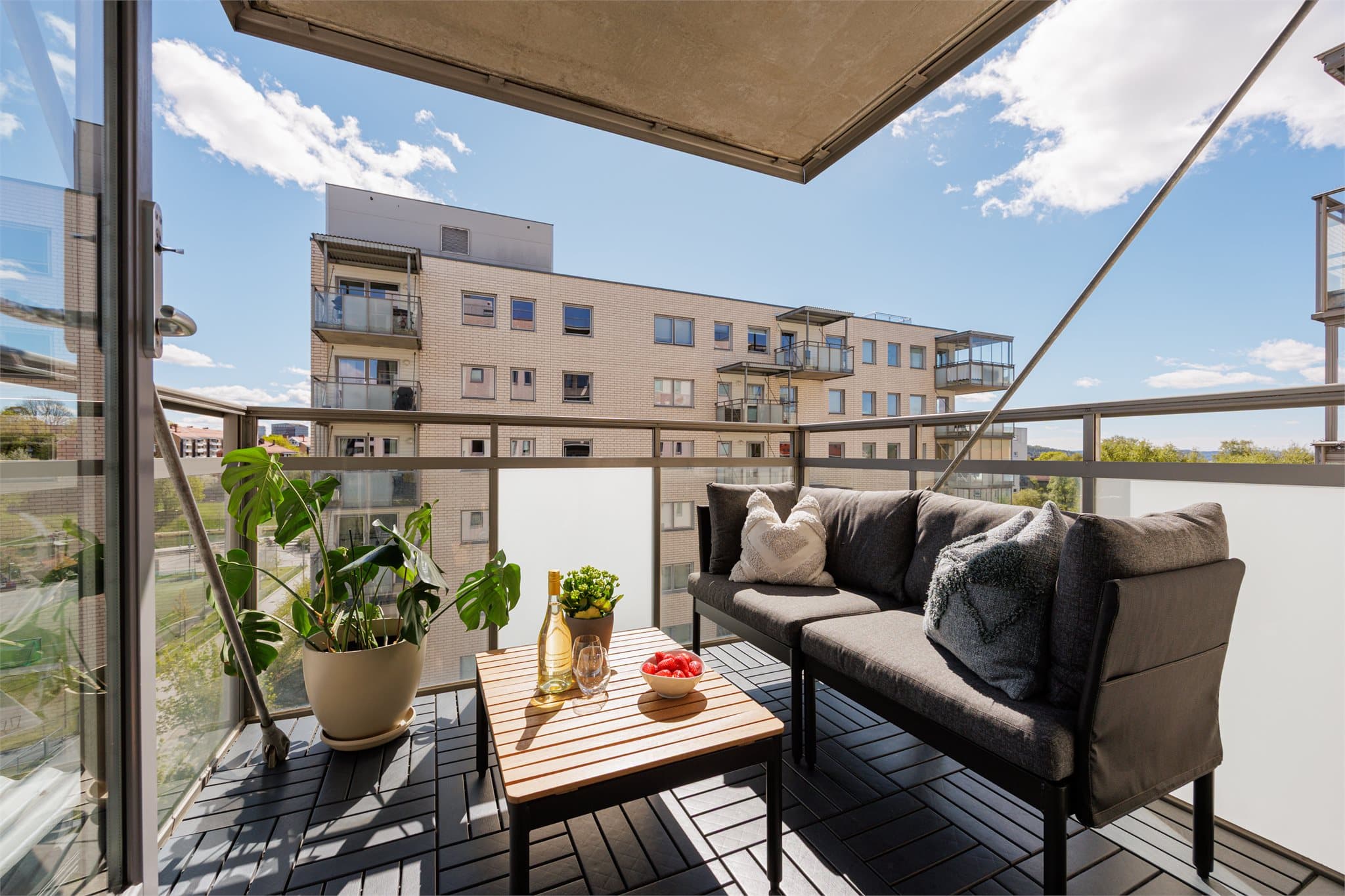 Leiligheten er hjørneleilighet, noe som byr på masse lys inn fra flere vinkler. Balkongen gir deg sol hele formiddagen og den felles takterasse som byr på sol hele dagen.