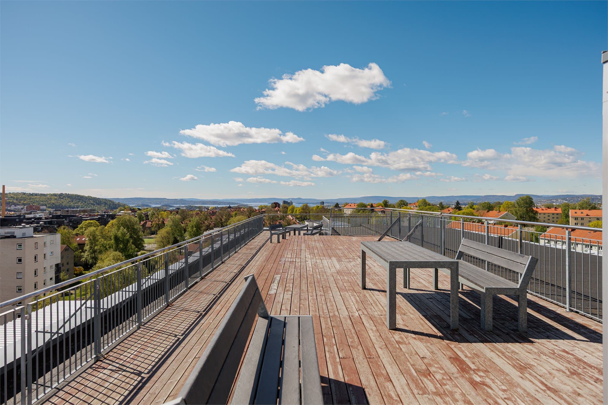 I byggets 8. etasje finner du en flott felles takterrasse med solforhold gjennom hele dagen og nydelig utsikt over store deler av byen.