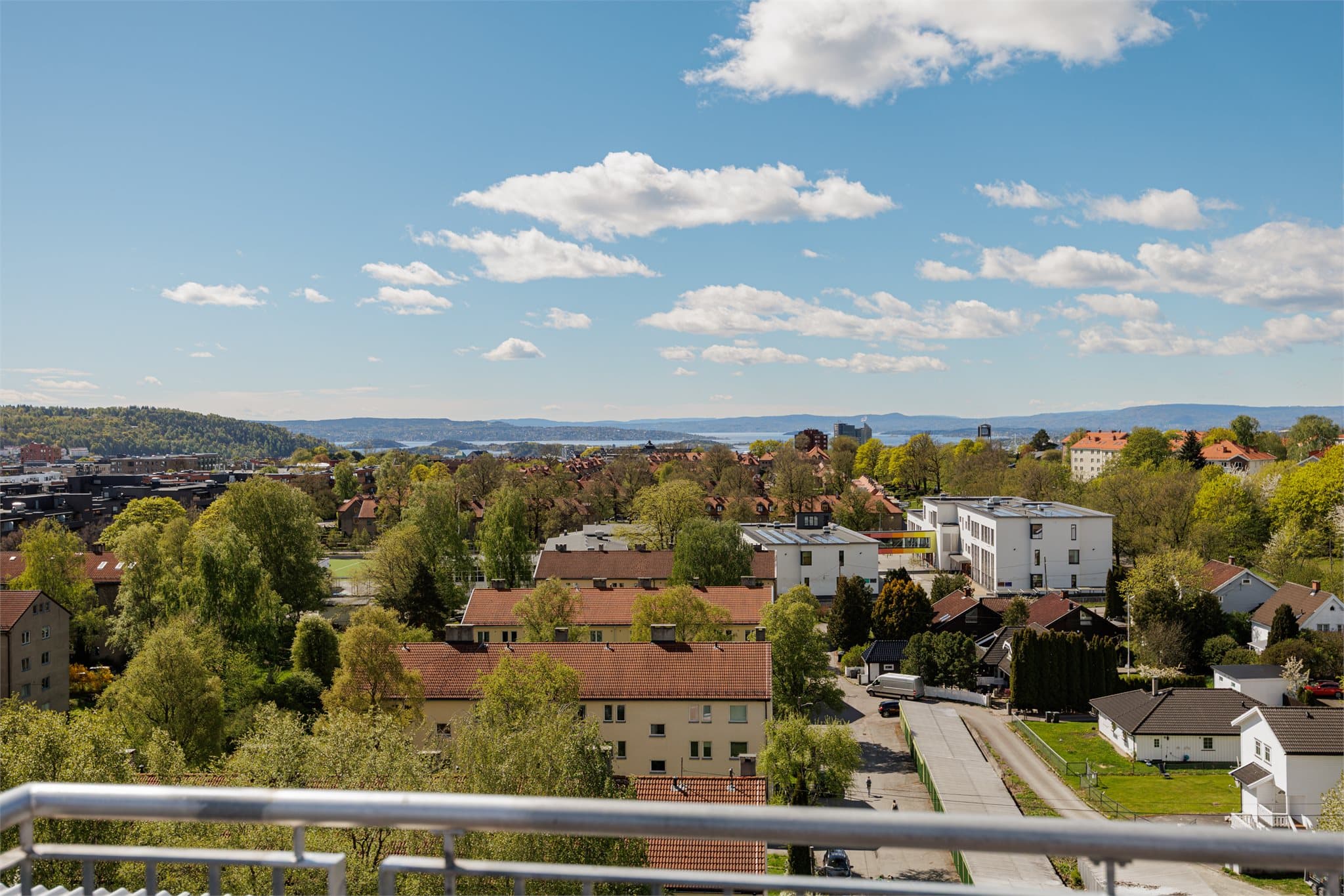 Takterrassen er til fri benyttelse for beboerne og byr på god plass, lite innsyn og rolige omgivelser hvor du sjelden møter naboer.
