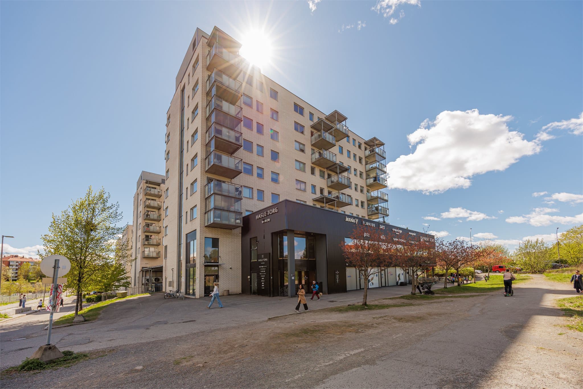På Hasle bor du med byens beste kollektivforbindelser rett utenfor døren, samtidig som du har umiddelbar tilgang til grønne lunger og alt du trenger i hverdagen. T-banestasjonen på Hasle er kun et par minutters gange unna, og tar deg raskt til sentrum.
