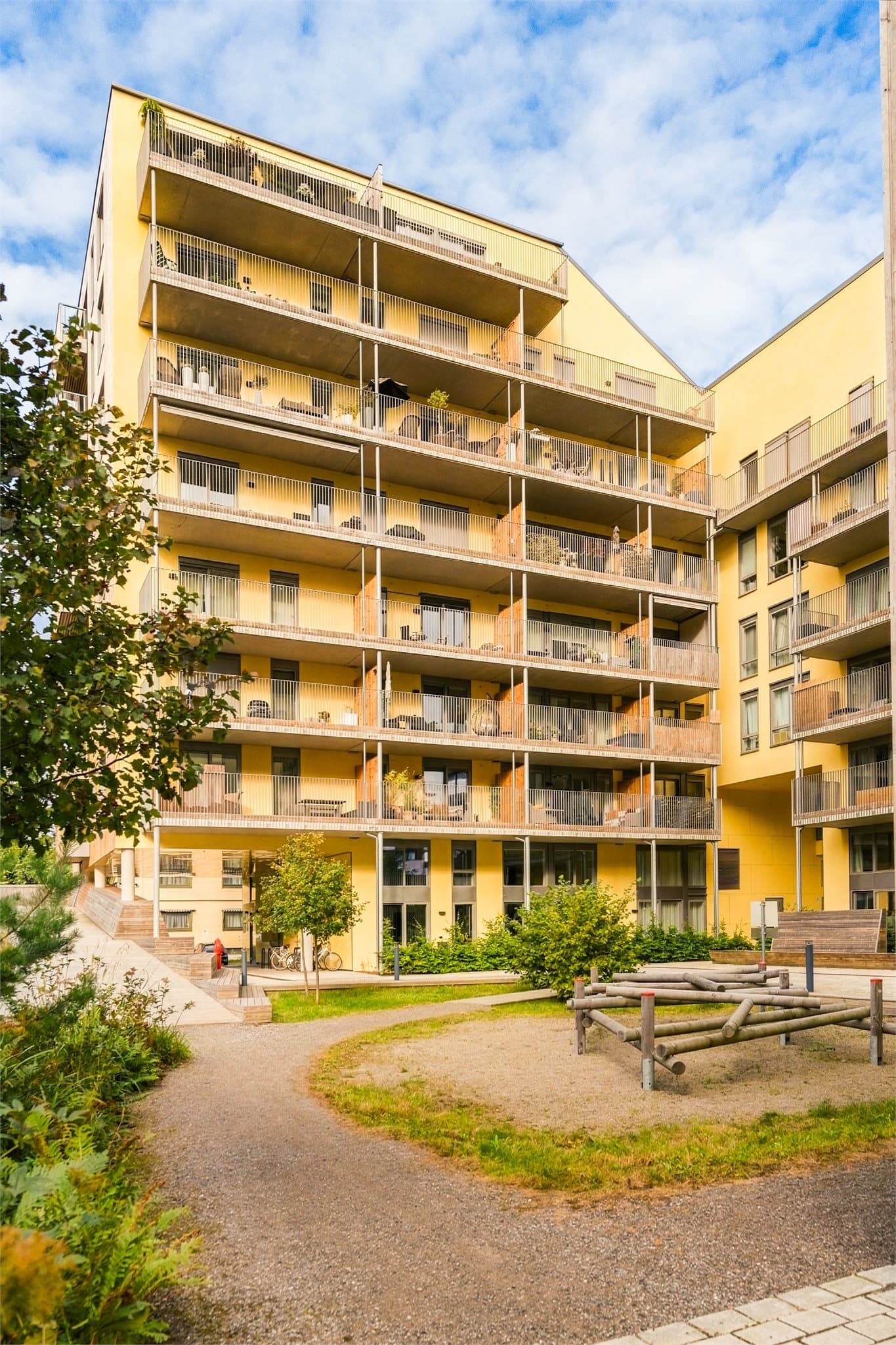 Leiligheten ligger tilbaketrukket fra sentrum, men fortsatt med kort vei til alt Lillestrøm har å by på.
