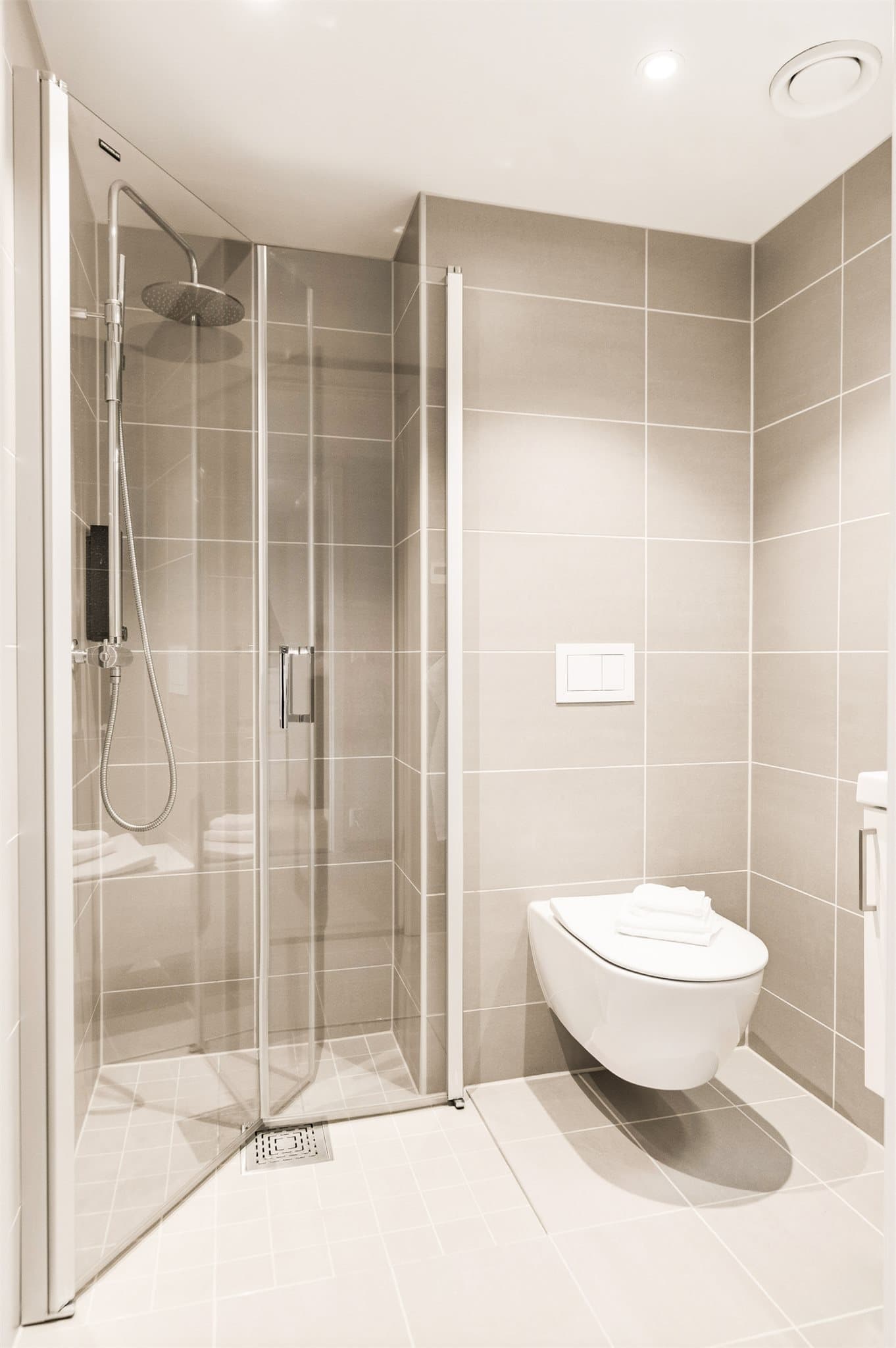Stilrent bad med downlights og gulvvarme.