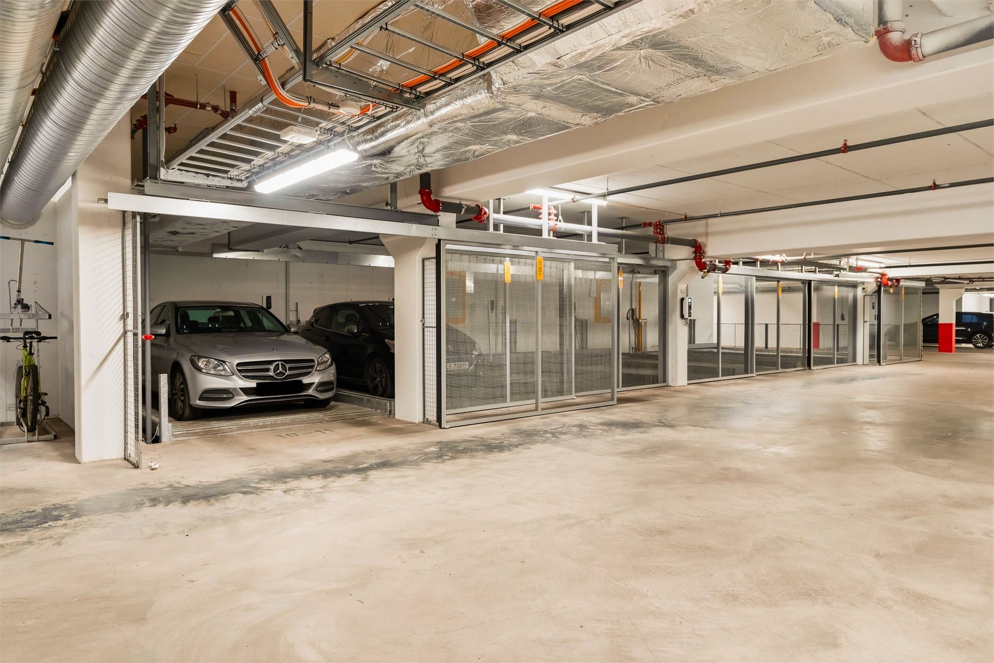 Det følger med en parkeringsplass med lader. Plassen er en del av et multiparkanlegg som består av 13 parkeringsplasser.