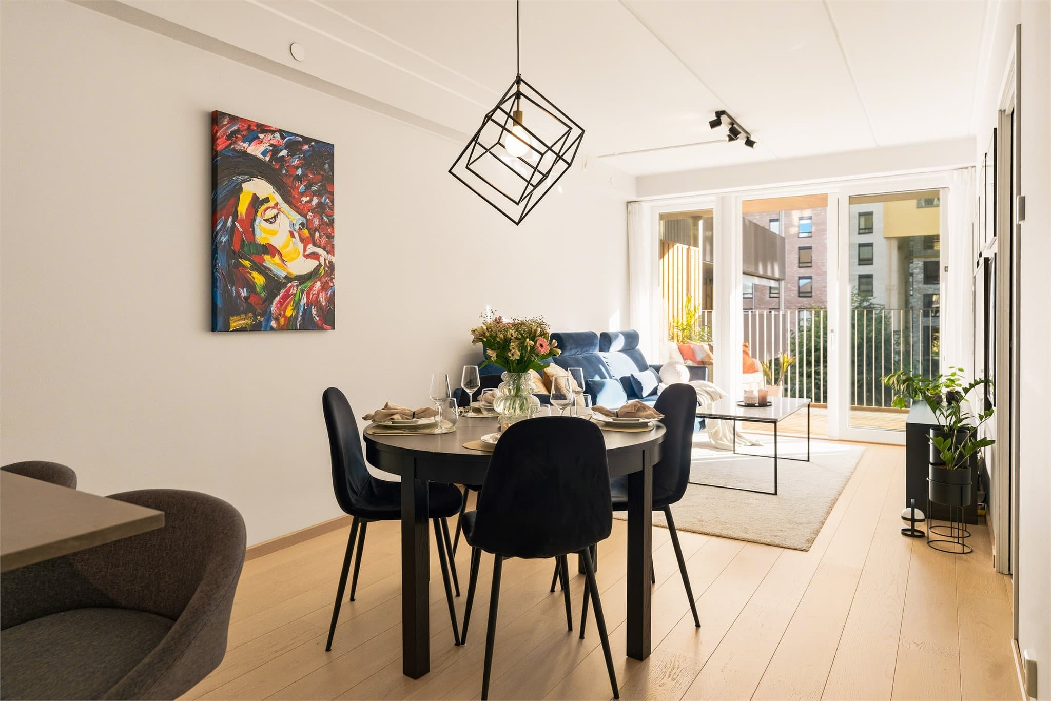 Det er god plass til sofagruppe, spisebord og øvrig møblement.